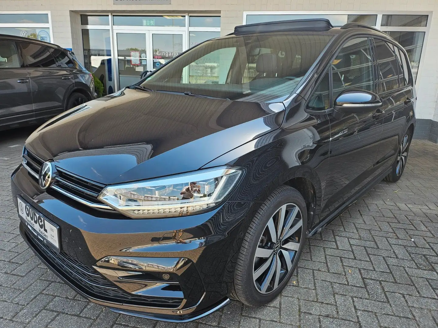 Volkswagen Touran 1.5 TSI DSG Highl.R-Line AHK Nav ACC Pano Black - 1