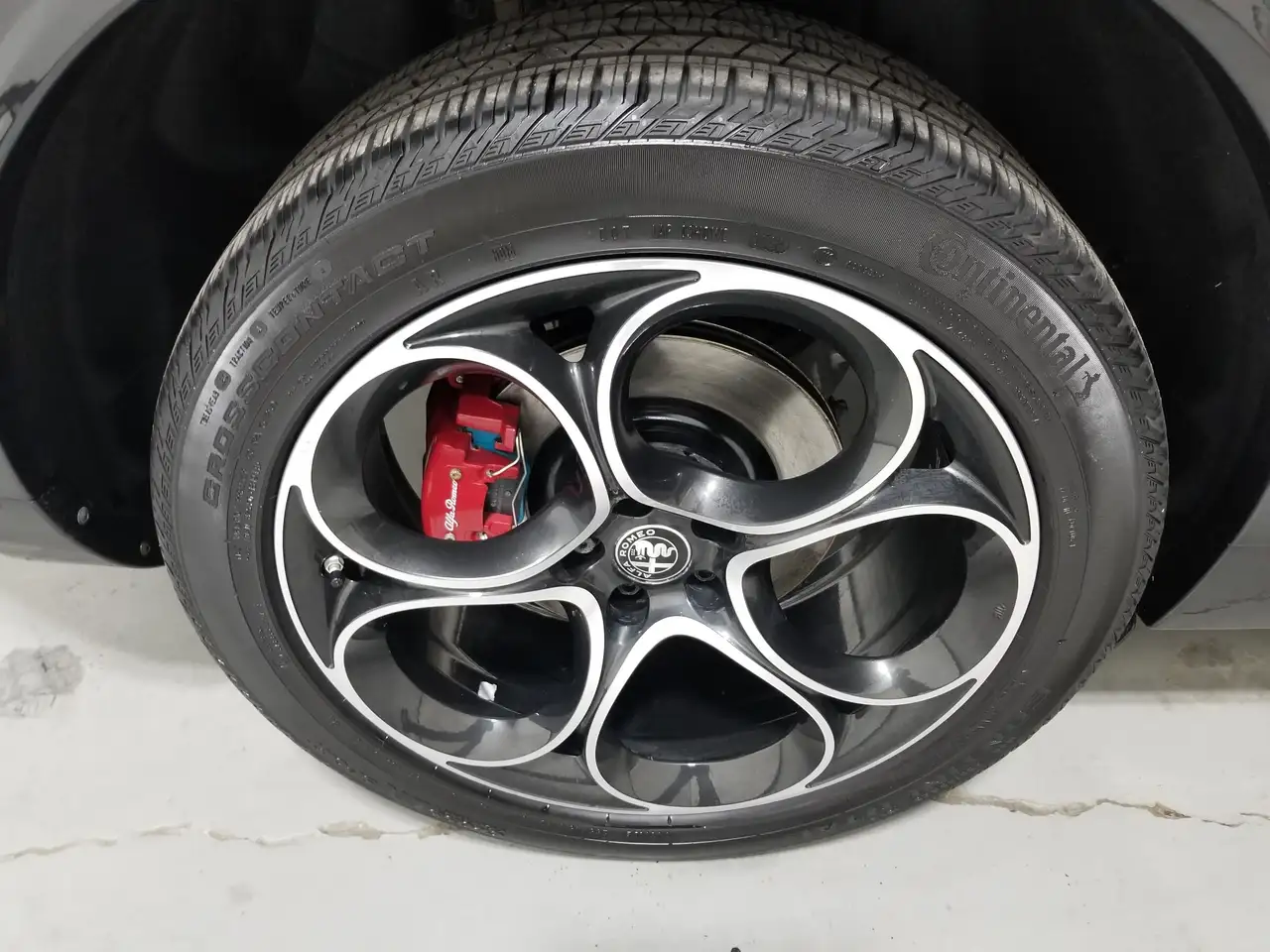Alfa Romeo Stelvio снимка Alfa Romeo Stelvio