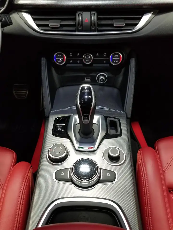 Alfa Romeo Stelvio снимка Alfa Romeo Stelvio