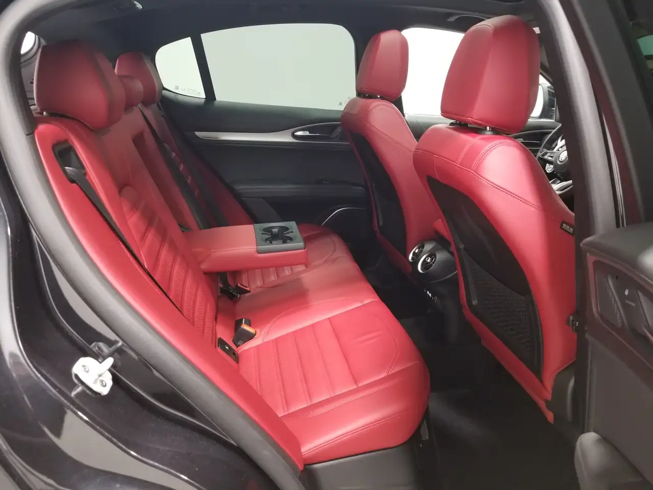 Alfa Romeo Stelvio снимка Alfa Romeo Stelvio