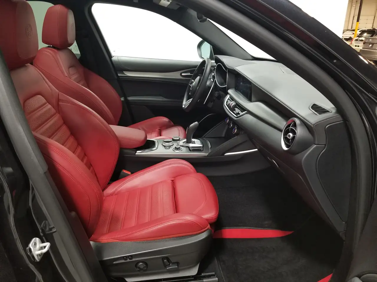 Alfa Romeo Stelvio снимка Alfa Romeo Stelvio