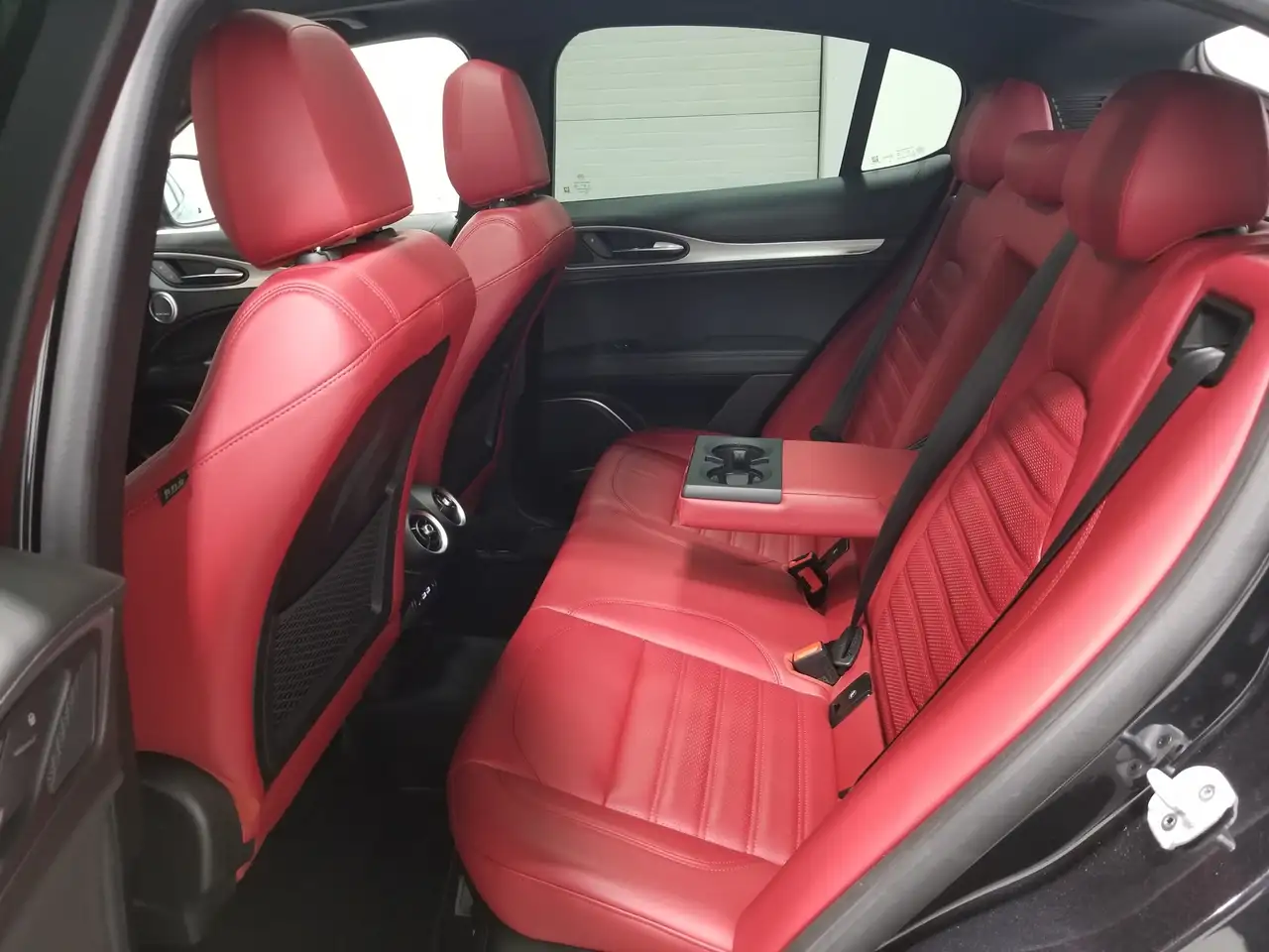 Alfa Romeo Stelvio снимка Alfa Romeo Stelvio