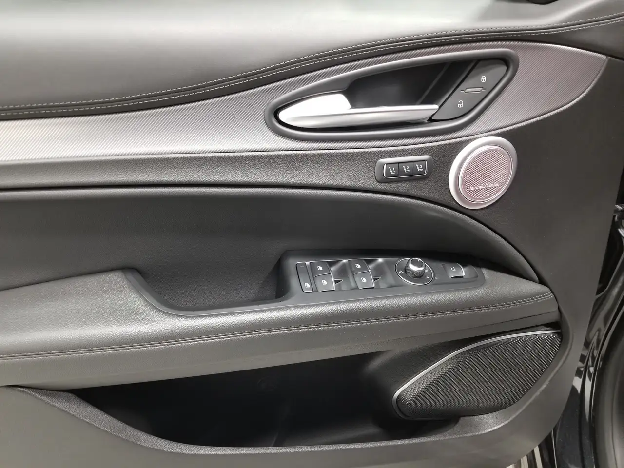 Alfa Romeo Stelvio снимка Alfa Romeo Stelvio