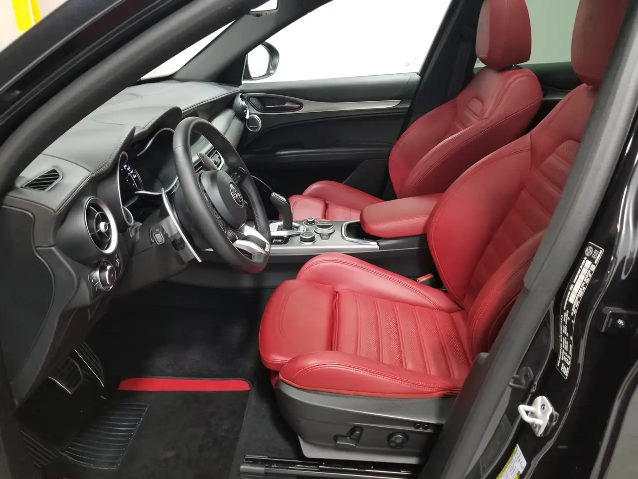 Alfa Romeo Stelvio снимка Alfa Romeo Stelvio