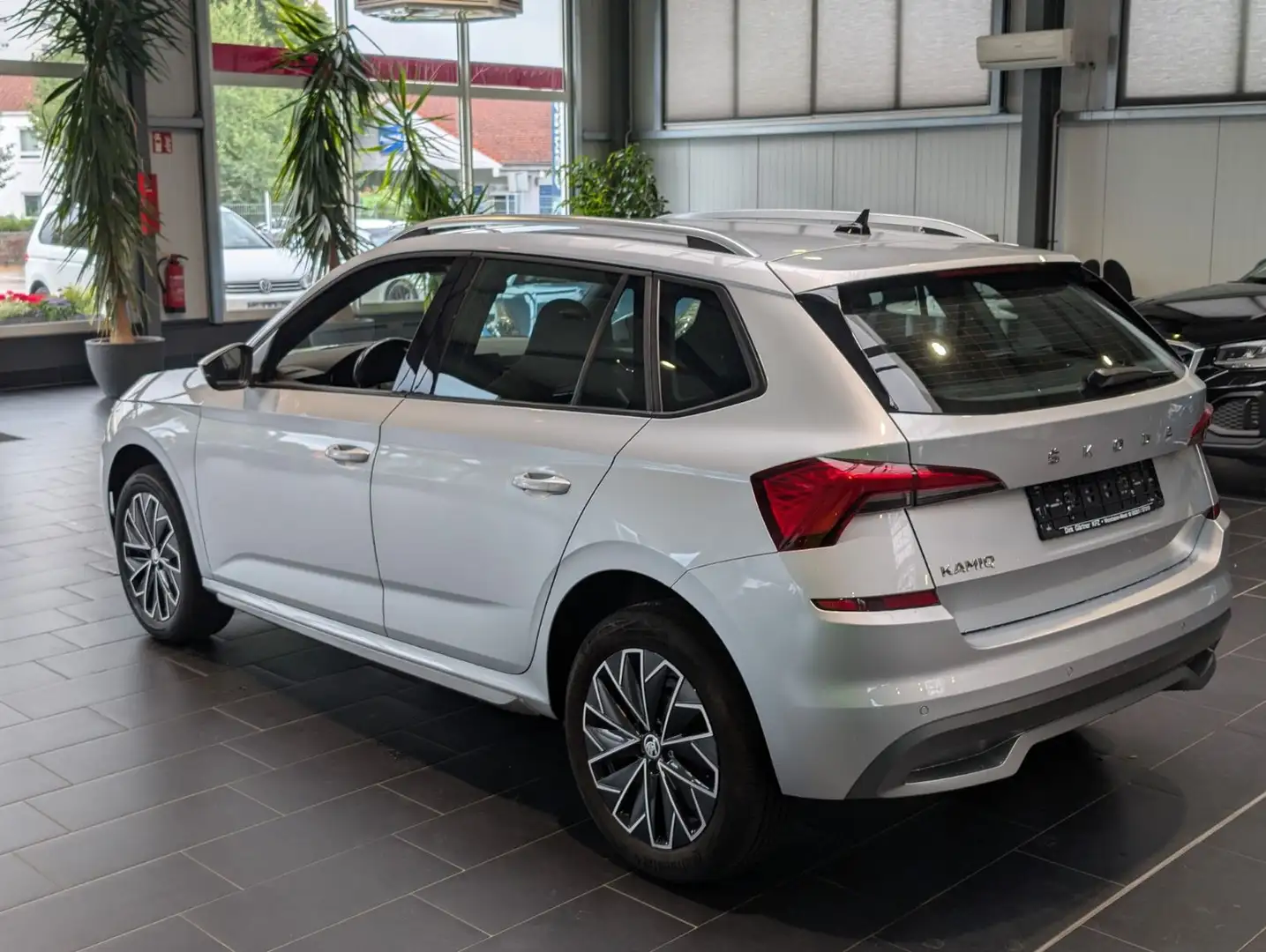 Skoda Kamiq 1.5 TSI DSG Style Navi 8-fach AHK PDC Silber - 2