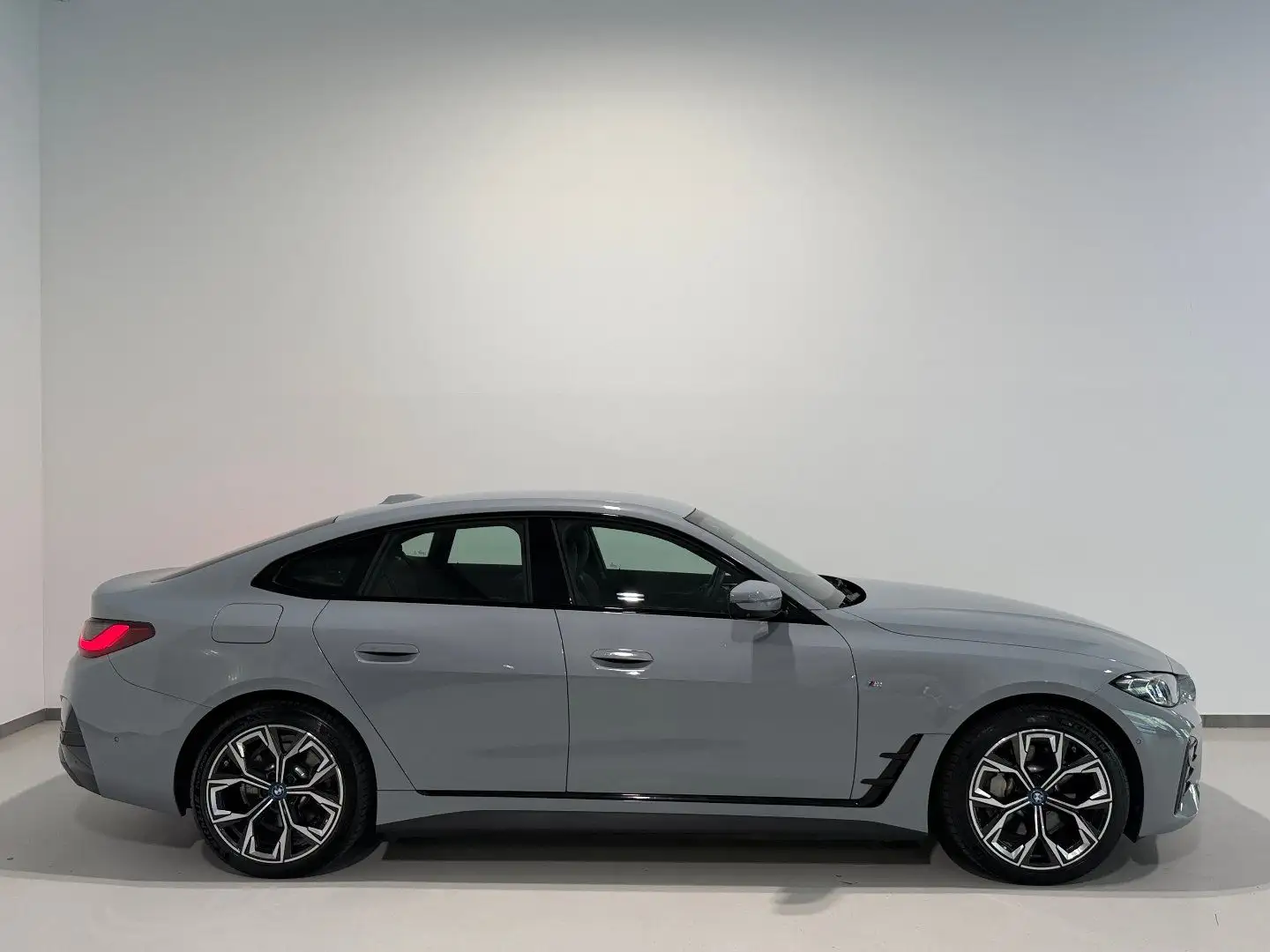BMW i4 eDrive40 GC/M-Sport/HEAD-UP/AHK/Harman&Kardon/Las Grau - 2