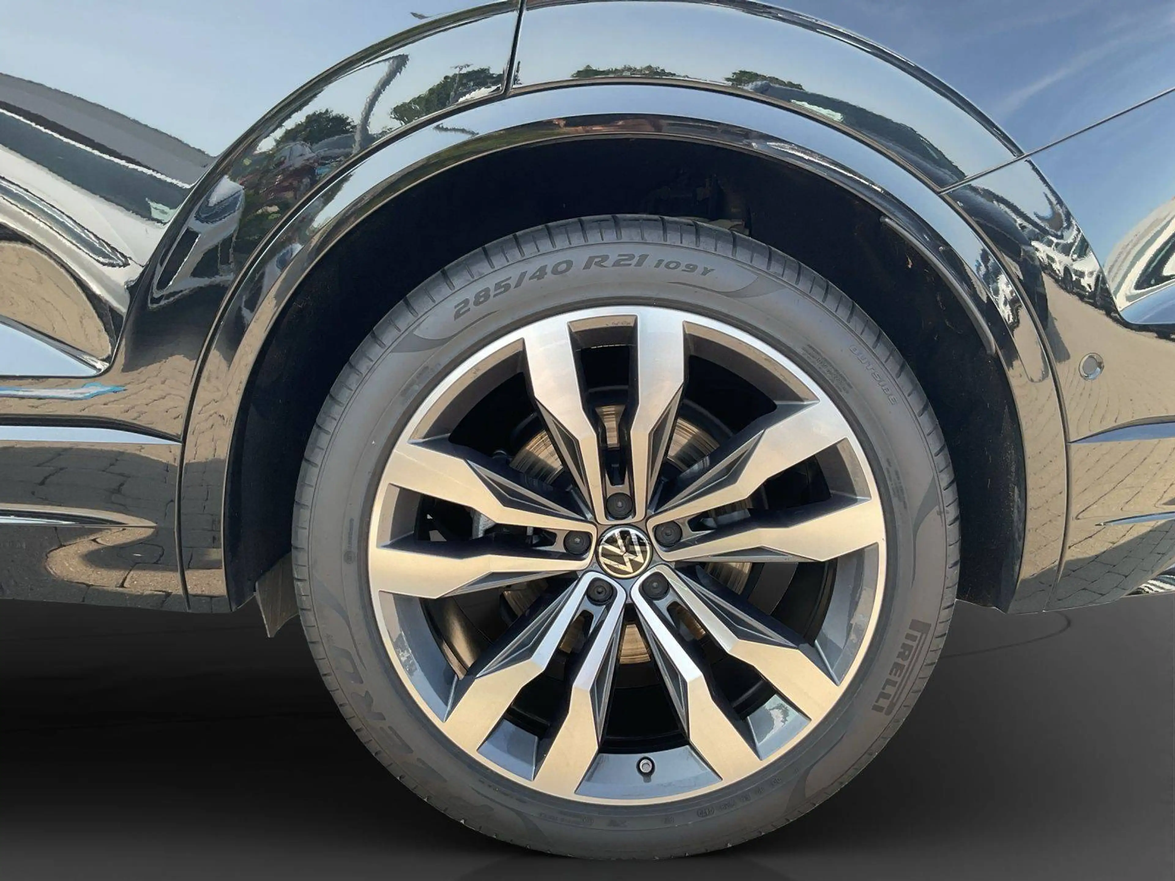Volkswagen Touareg R-Line 4Motion — photo 14