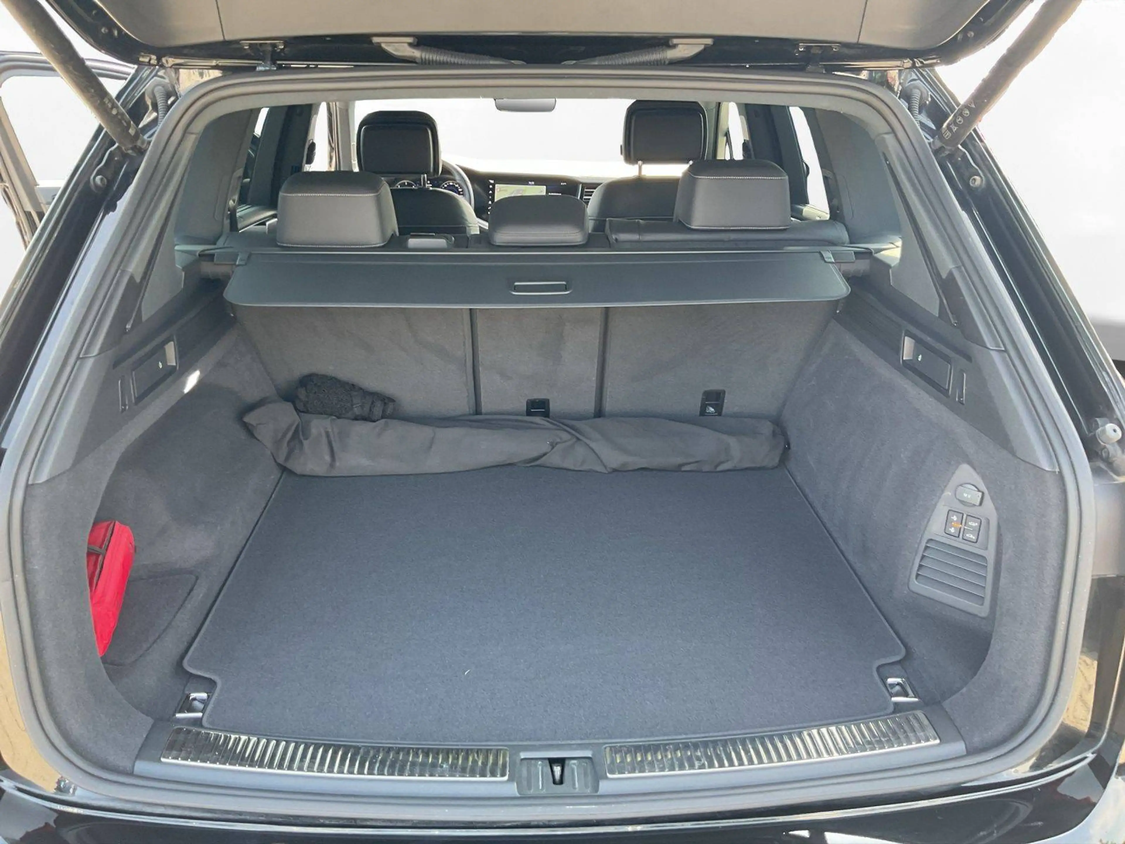 Volkswagen Touareg R-Line 4Motion — photo 13