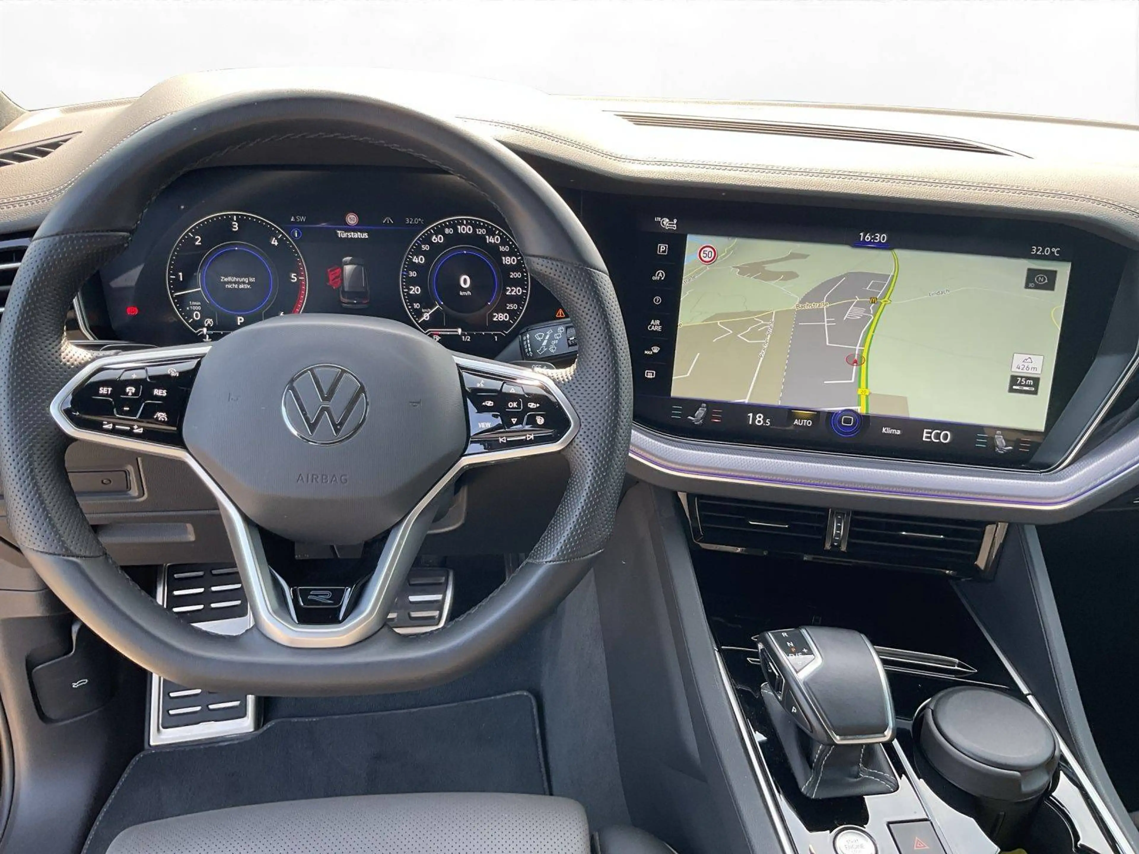 Volkswagen Touareg R-Line 4Motion — photo 10