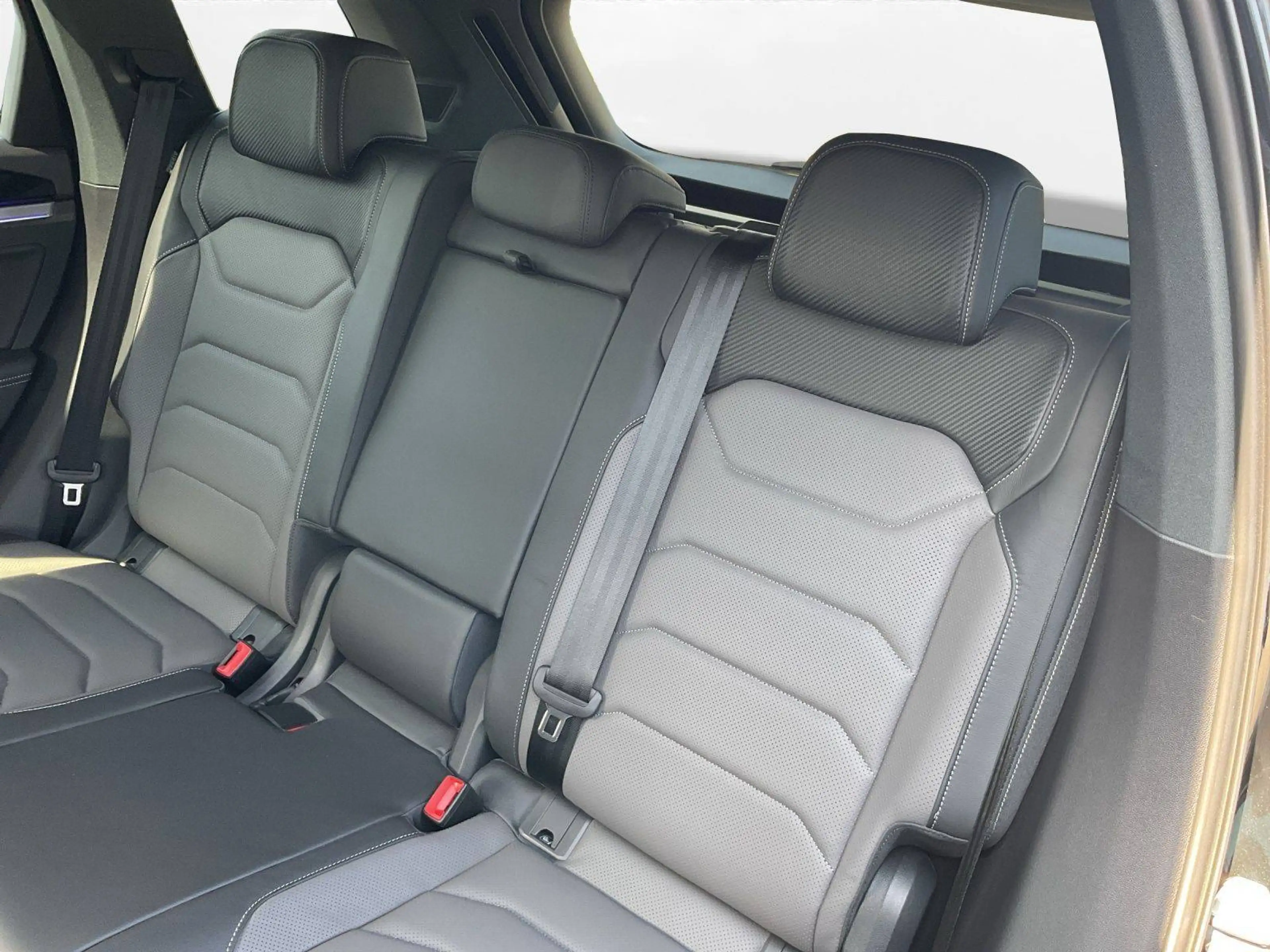 Volkswagen Touareg R-Line 4Motion — photo 9