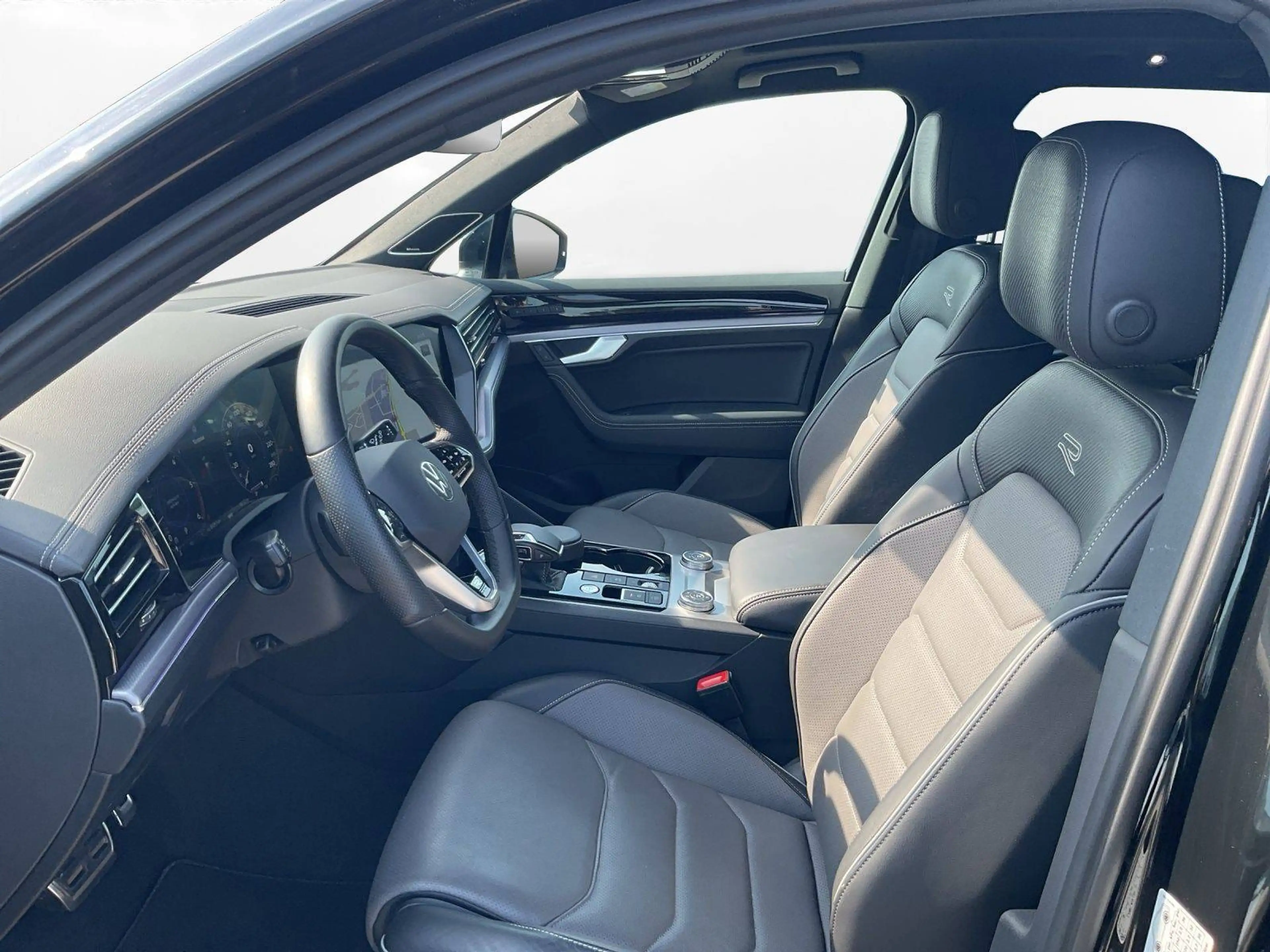Volkswagen Touareg R-Line 4Motion — photo 6