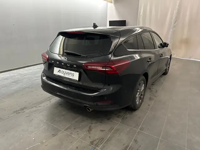 Ford Focus view 3
