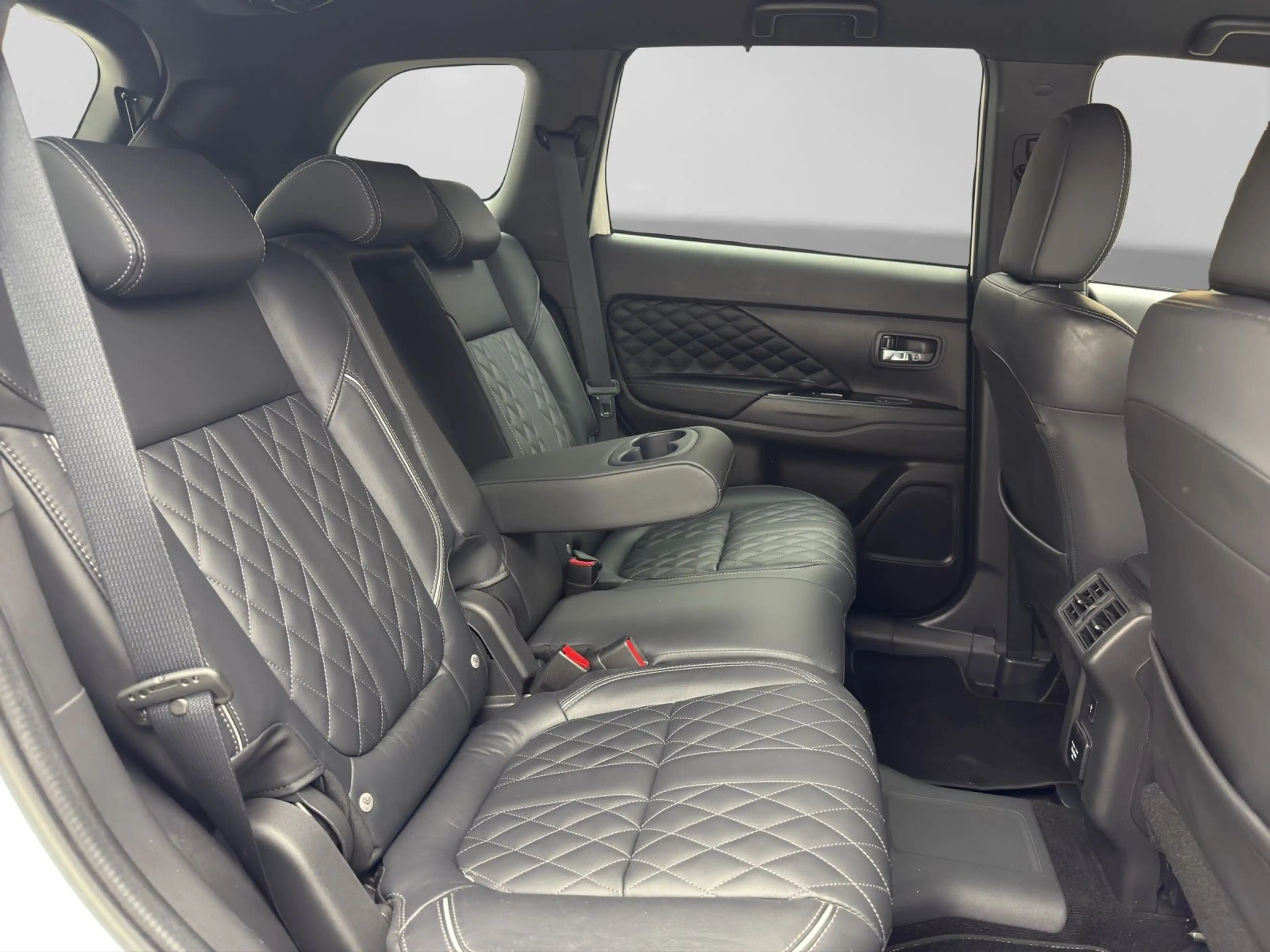 Mitsubishi Outlander 2.4 PHEV Plug-in Hybrid 4WD PLUS LEDER — photo 6