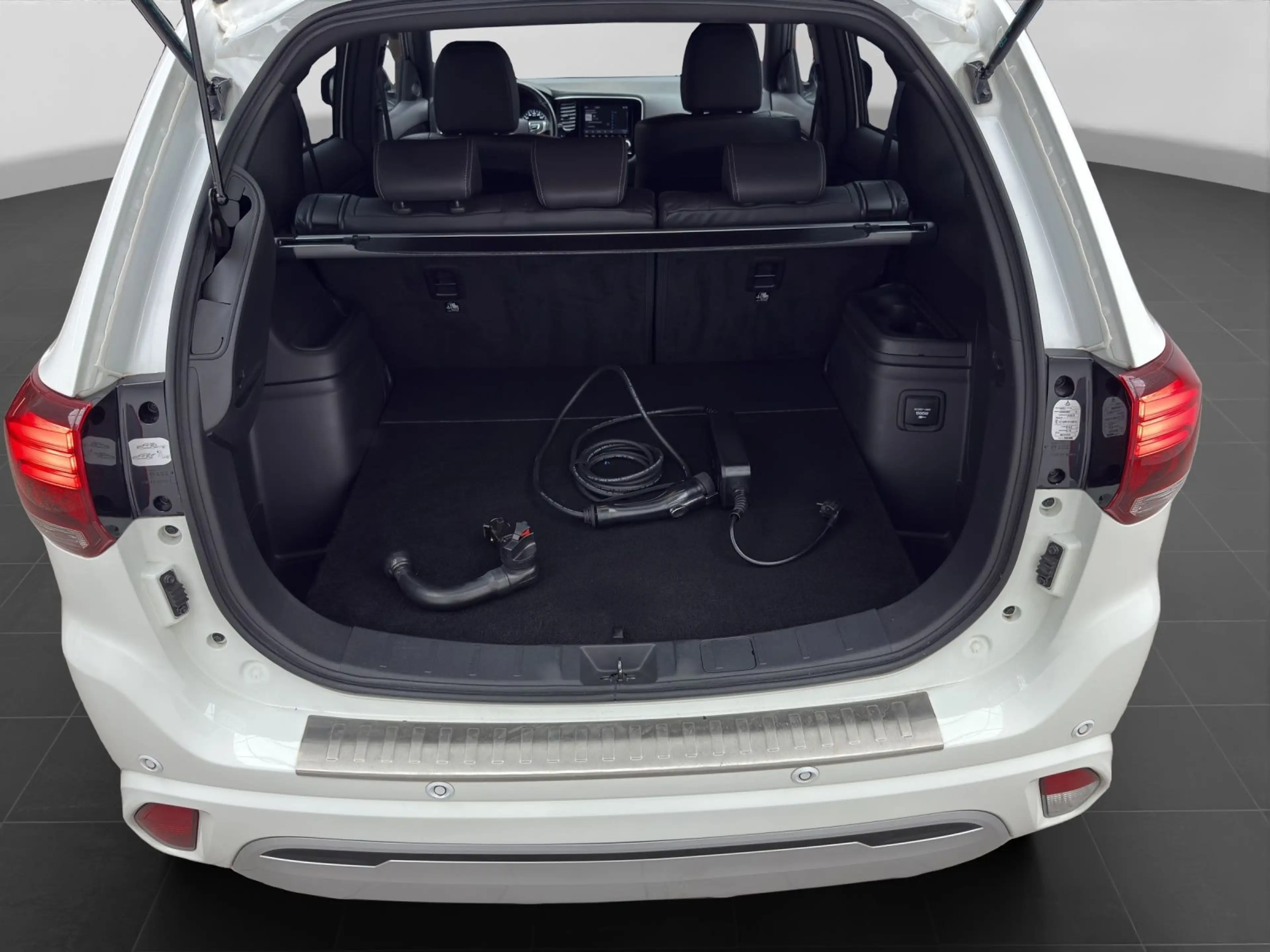 Mitsubishi Outlander 2.4 PHEV Plug-in Hybrid 4WD PLUS LEDER — photo 17