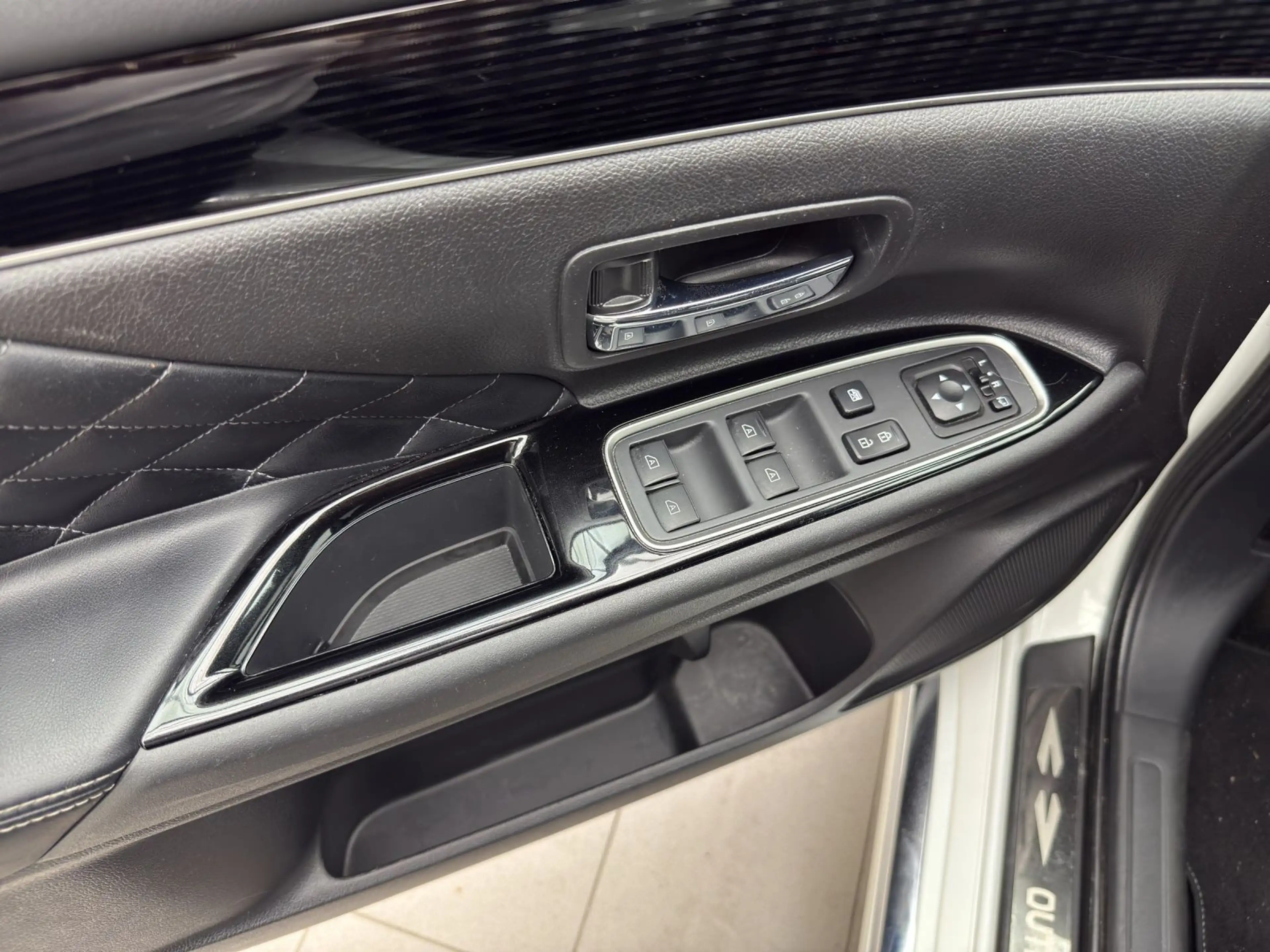 Mitsubishi Outlander 2.4 PHEV Plug-in Hybrid 4WD PLUS LEDER — photo 8