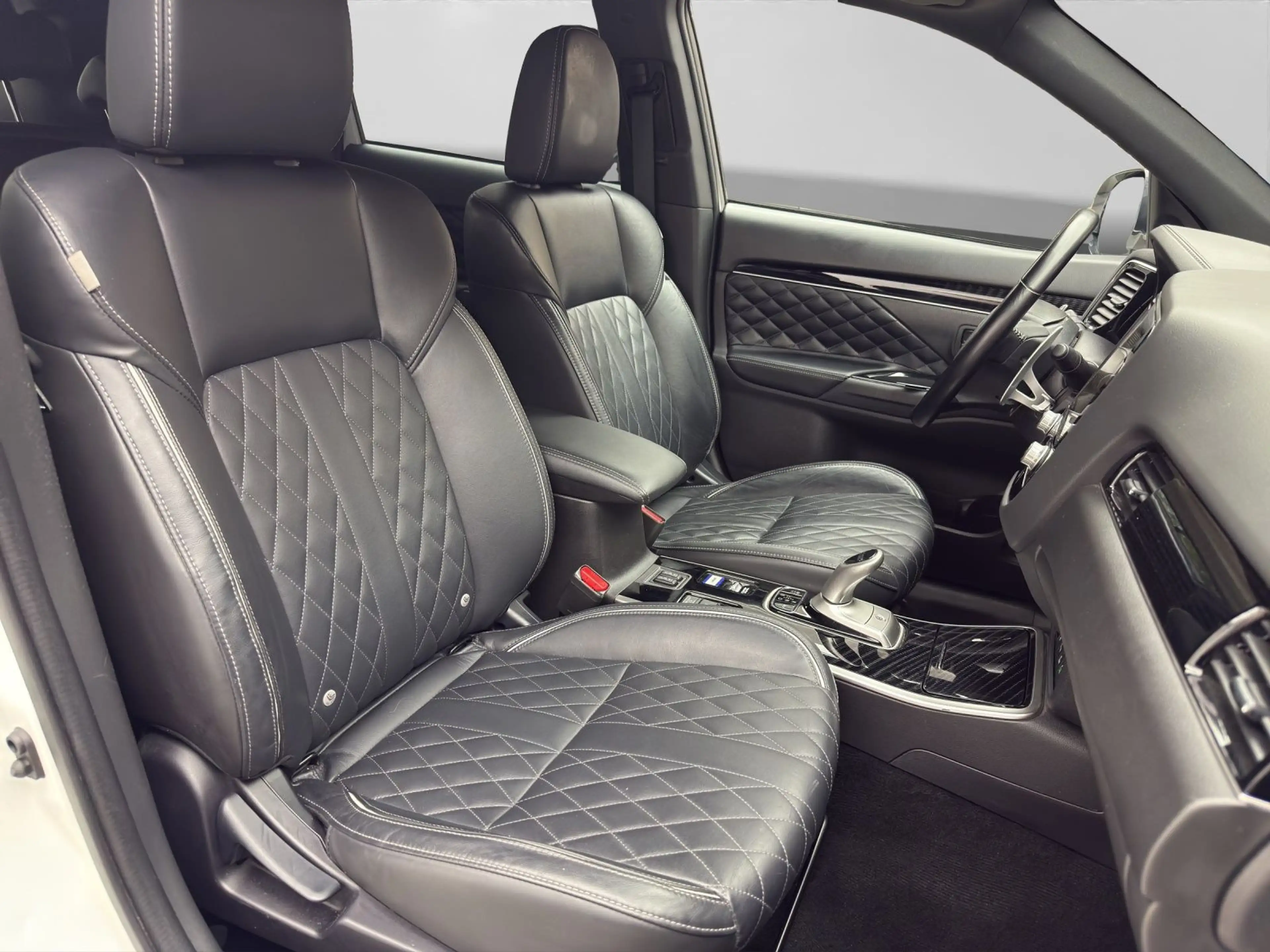 Mitsubishi Outlander 2.4 PHEV Plug-in Hybrid 4WD PLUS LEDER — photo 4