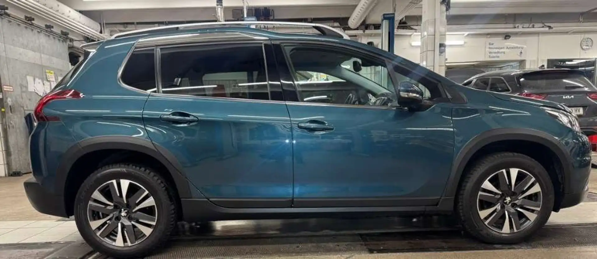 Peugeot 2008 2008 1,2 PureTech 110 S Blau - 1