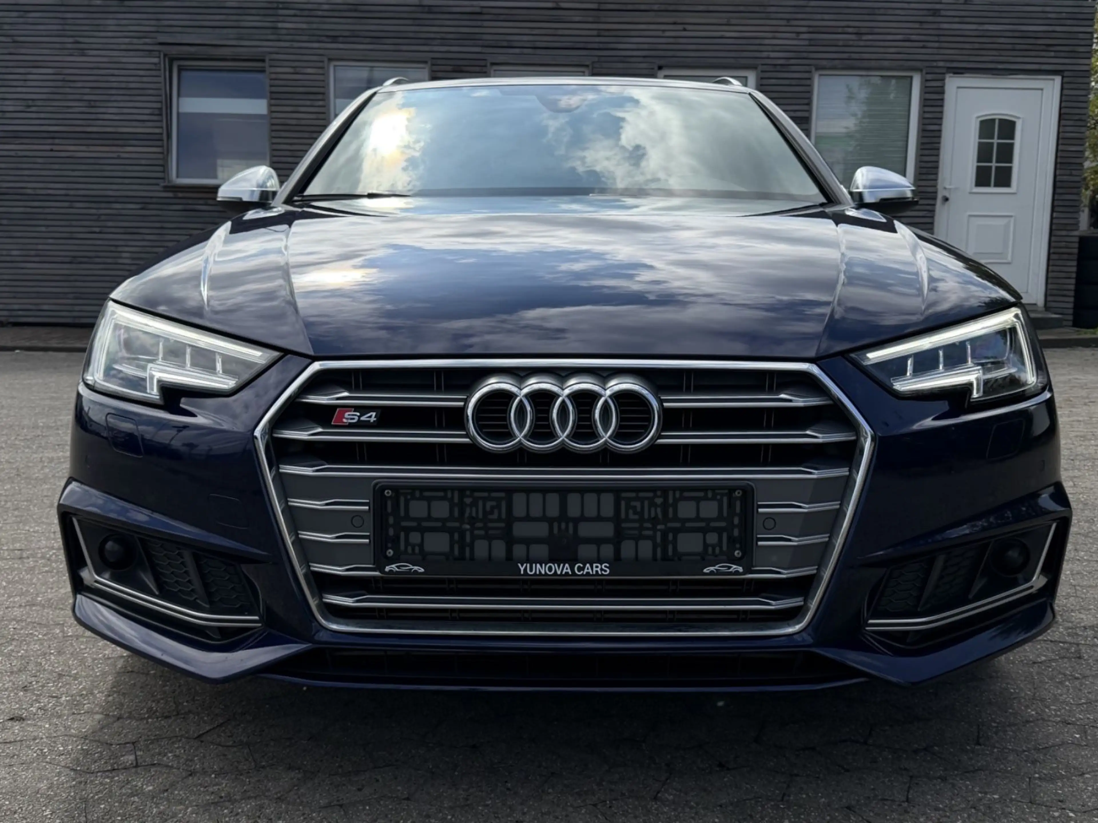 Audi S4 Avant 3.0 TFSI quattro B&O AHK LED Alcantara — photo 2