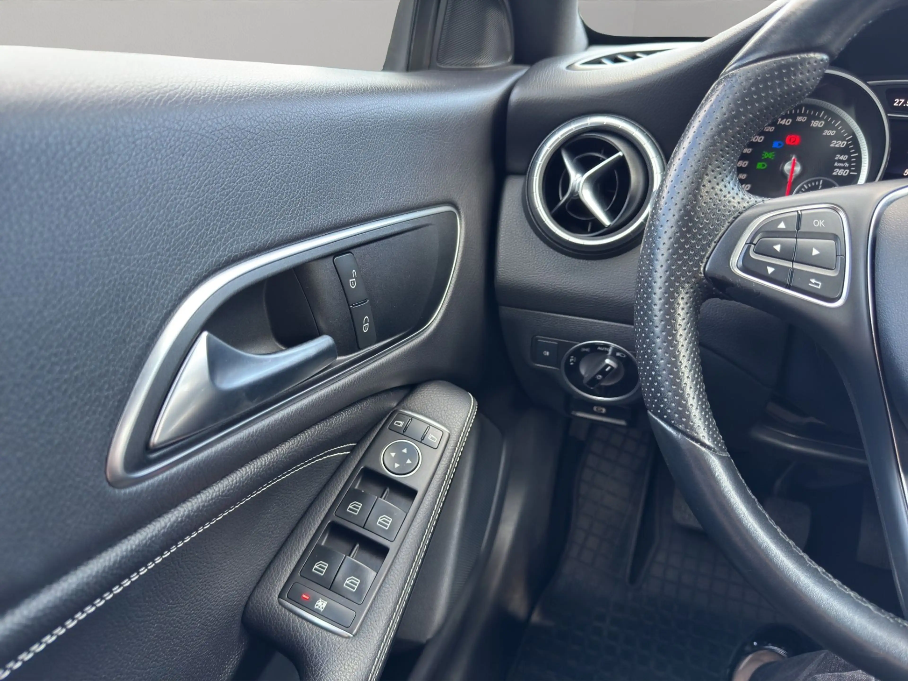 Mercedes-Benz CLA 180 Shooting Brake Score — photo 15