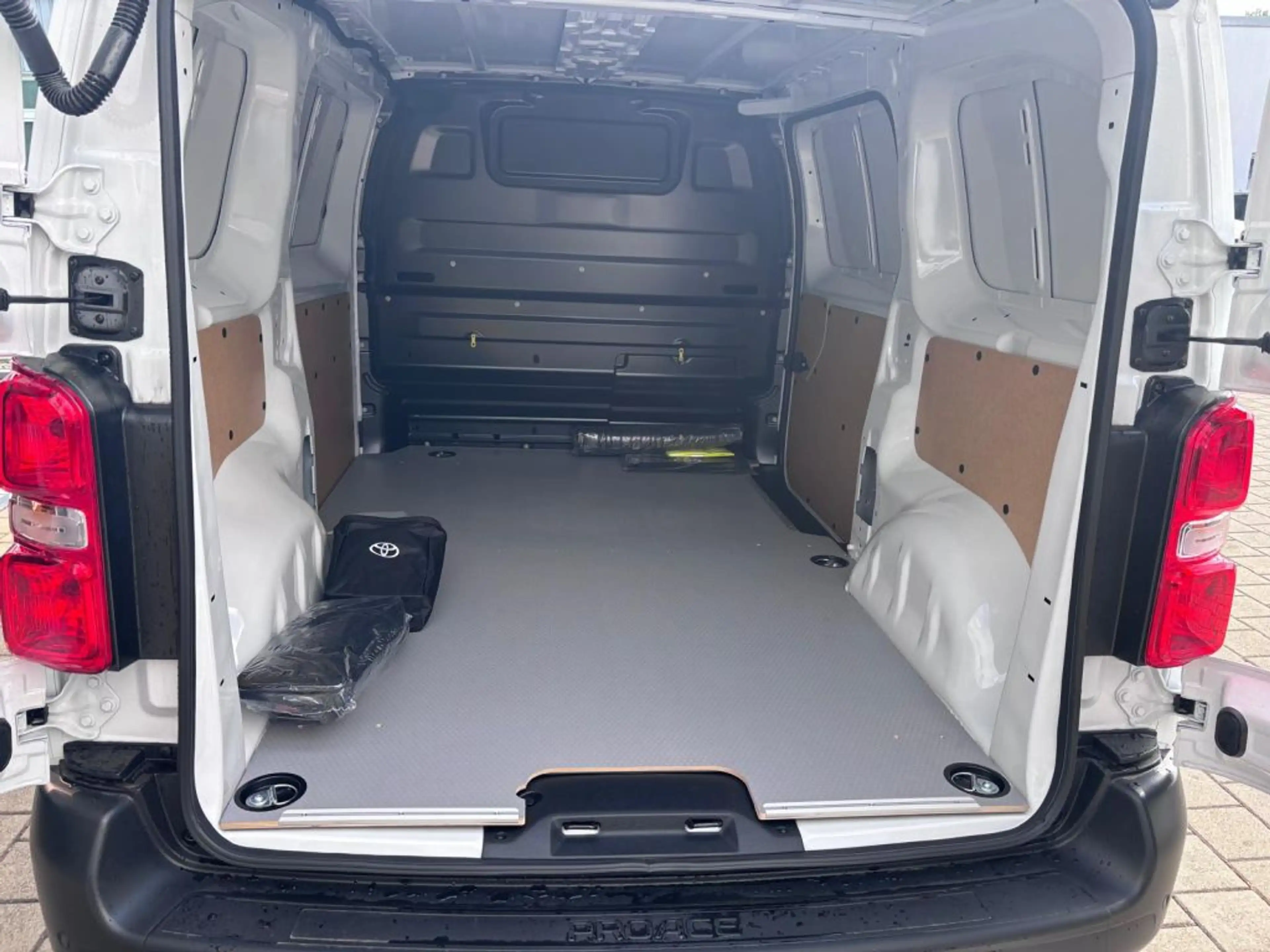 Toyota Proace Electric (75 kWh) L1 Work (V) — photo 6