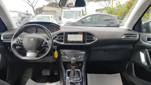 Peugeot 308 view 6