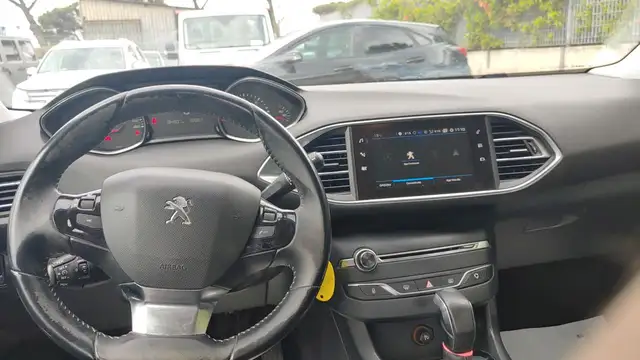 Peugeot 308 view 8
