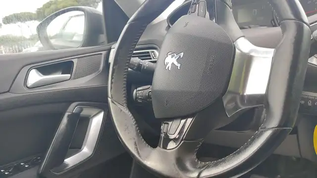 Peugeot 308 view 9
