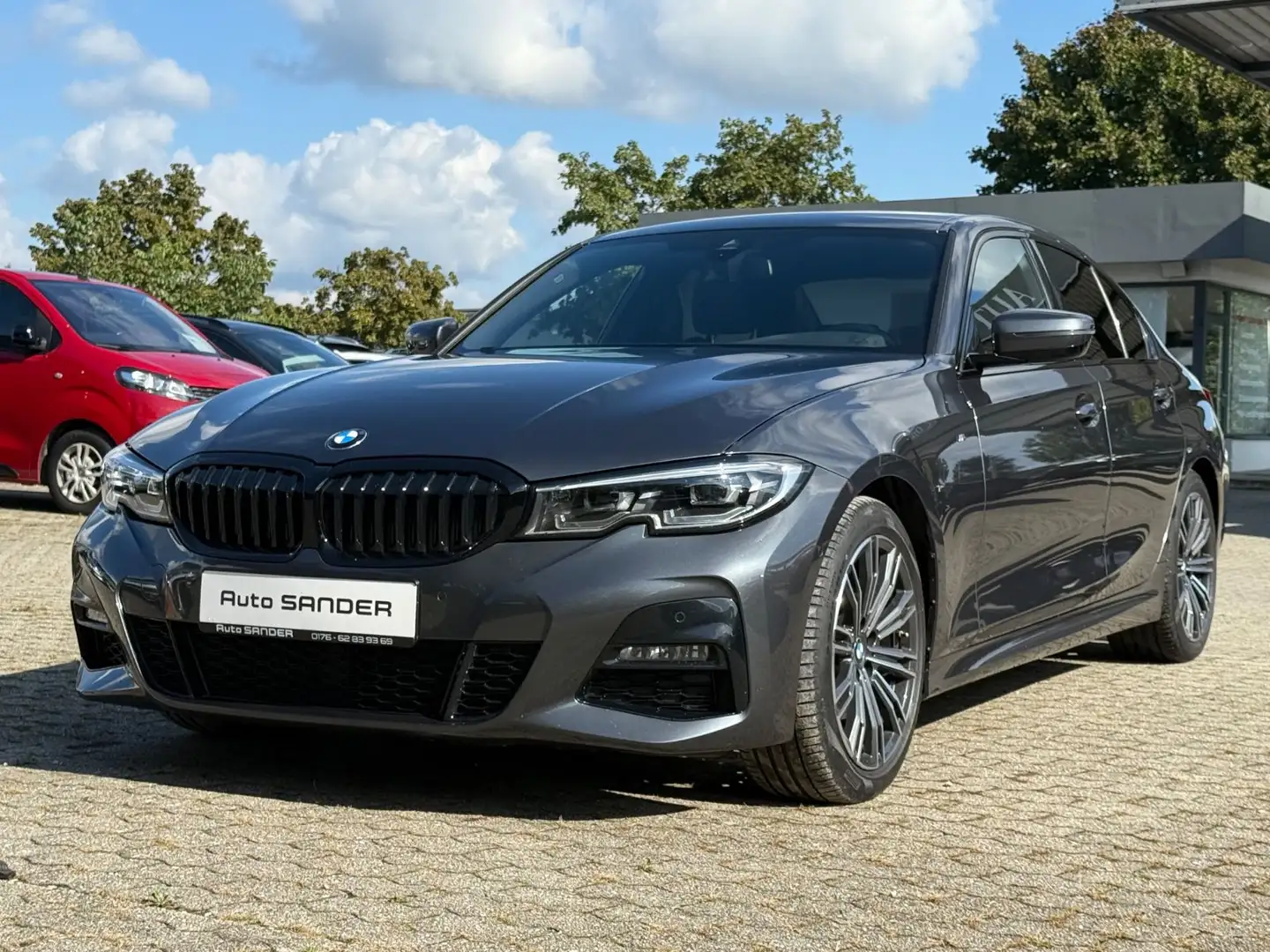BMW 320 i M Sport Limousine KAMERA NAVI DAB CARPLAY Grau - 1