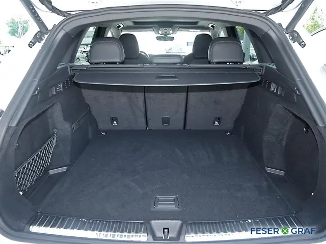 Audi SQ5 view 11