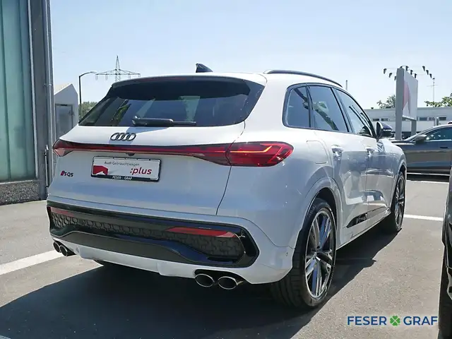 Audi SQ5 view 3