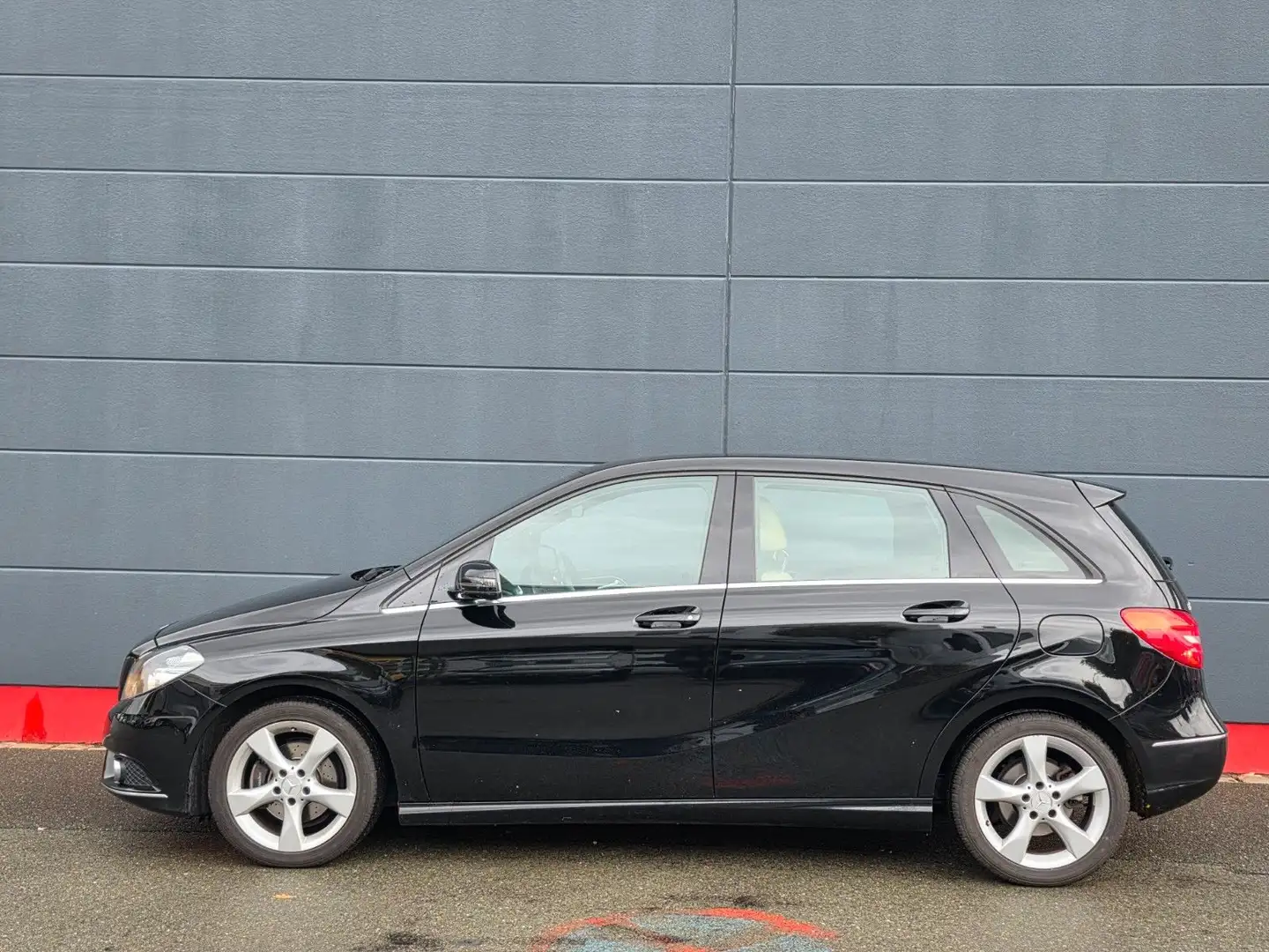 Mercedes-Benz B 200 B *Sport Paket*8Fach Berreift Schwarz - 2