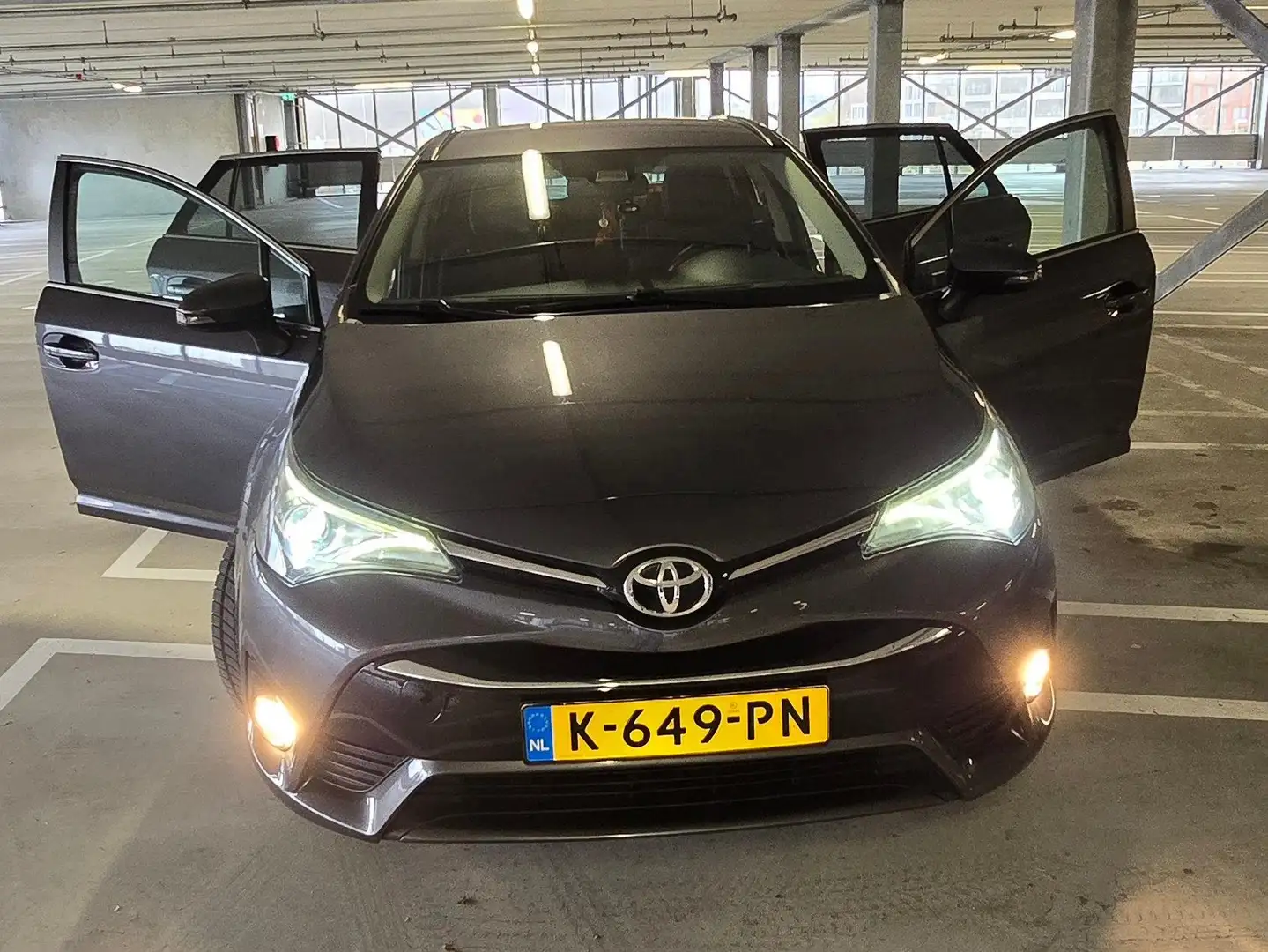 Toyota Avensis Avensis 1.8 VVT-i Business Plus Grijs - 1