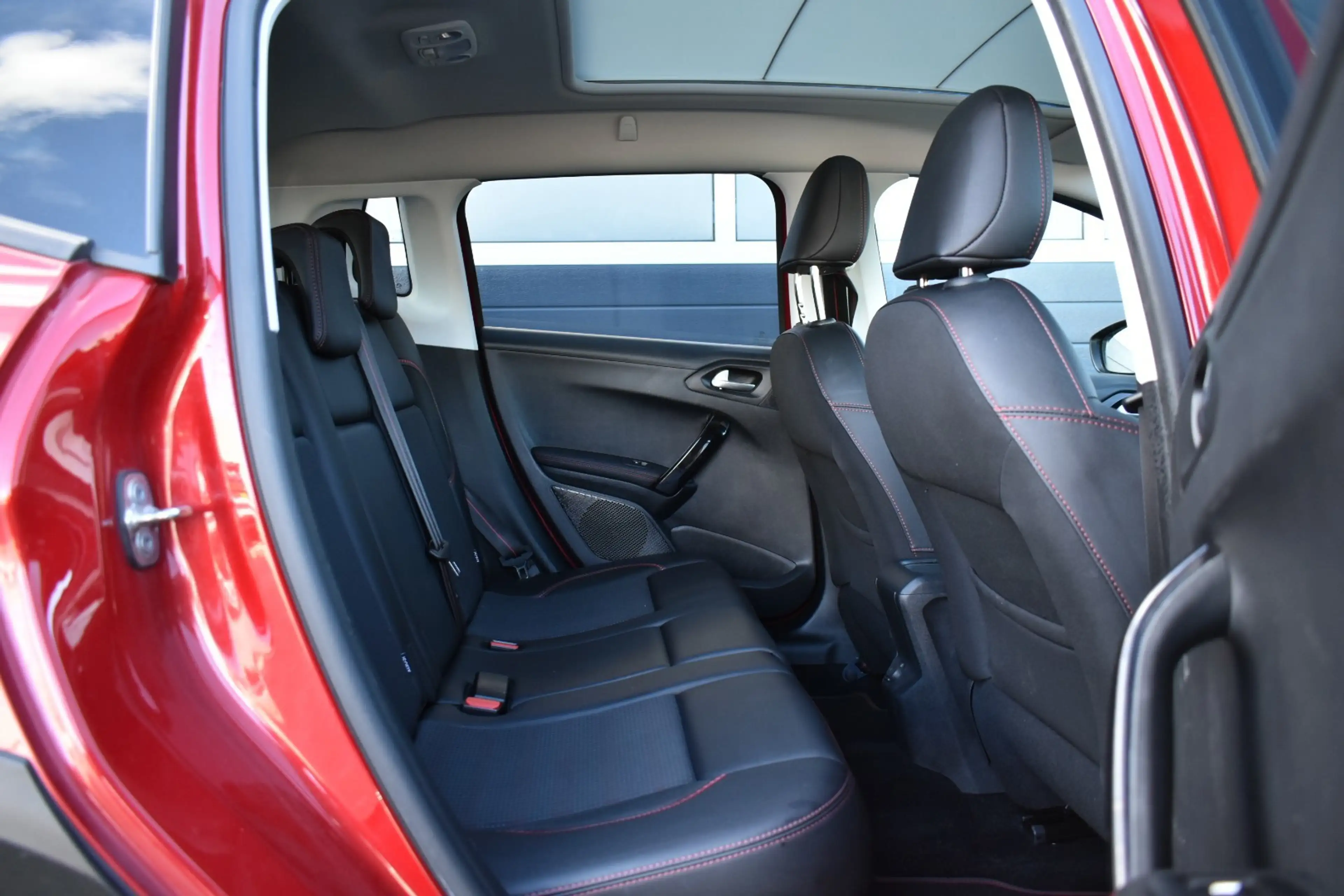 Peugeot 2008 1.2 PureTech GT-line JBL — photo 15