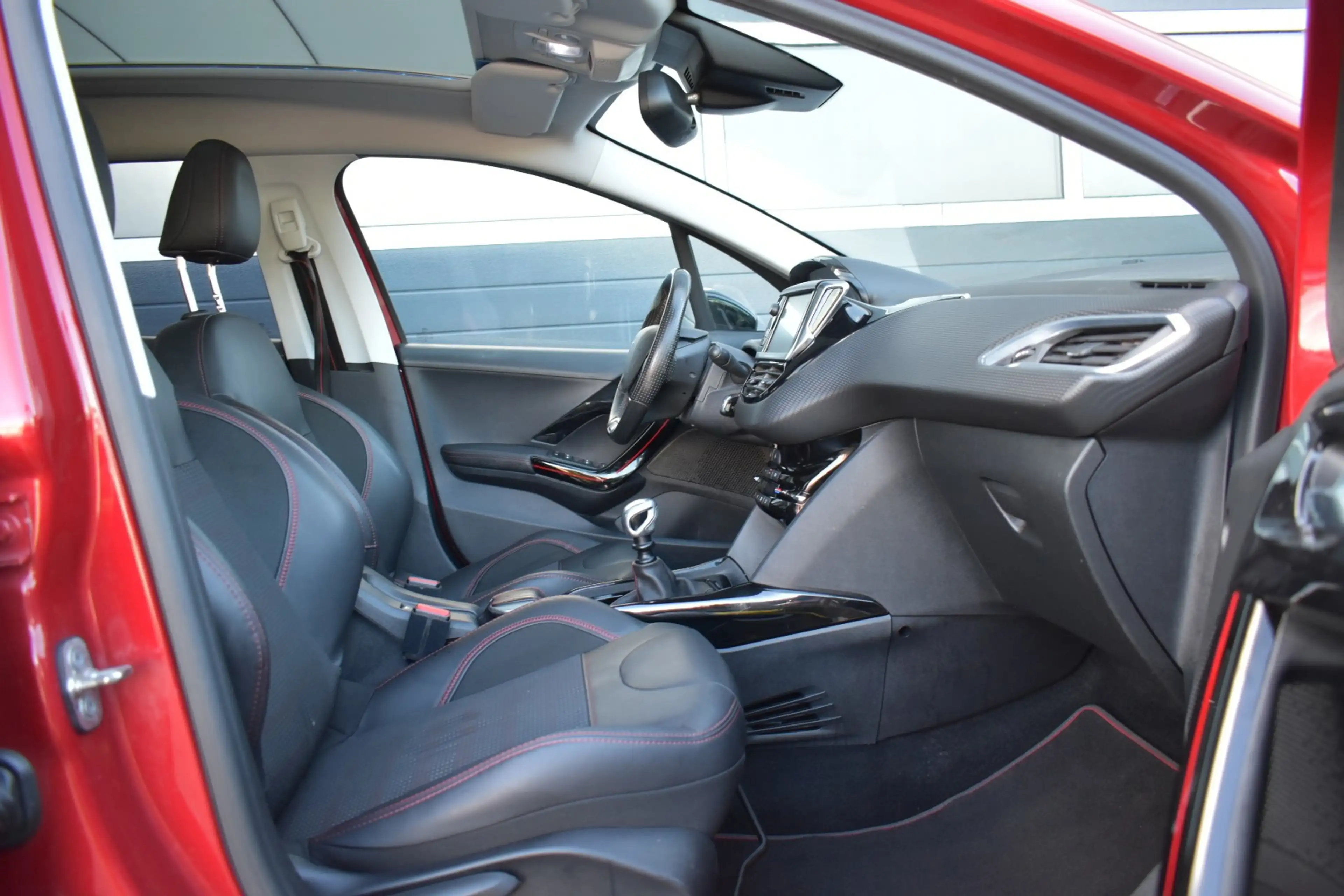 Peugeot 2008 1.2 PureTech GT-line JBL — photo 16