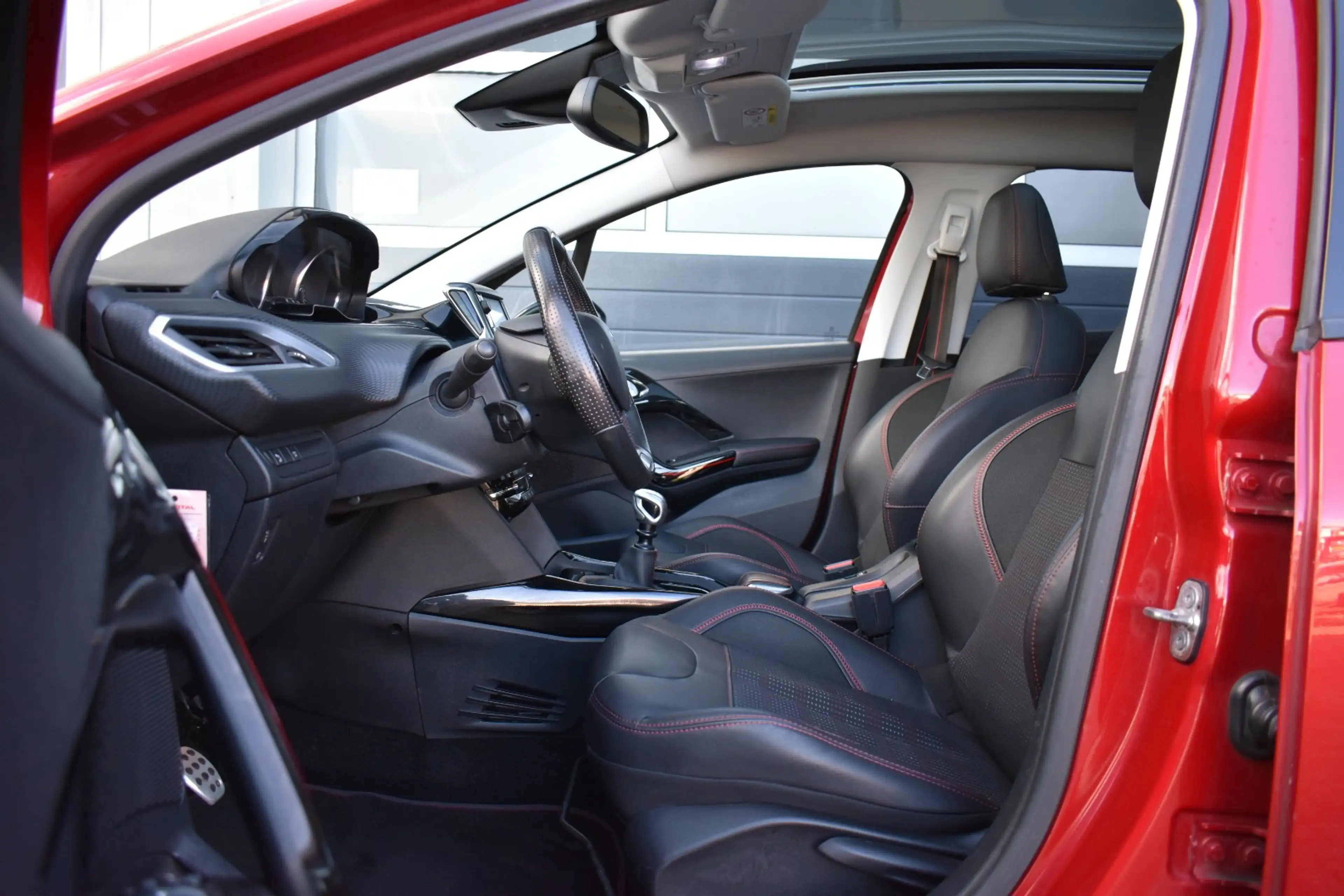 Peugeot 2008 1.2 PureTech GT-line JBL — photo 11