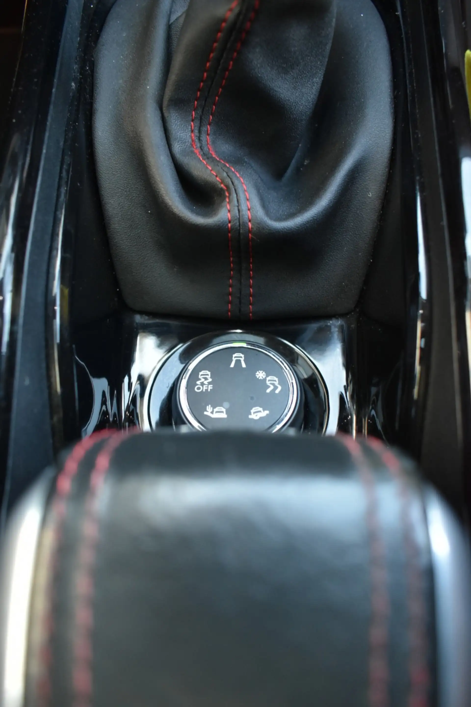 Peugeot 2008 1.2 PureTech GT-line JBL — photo 18