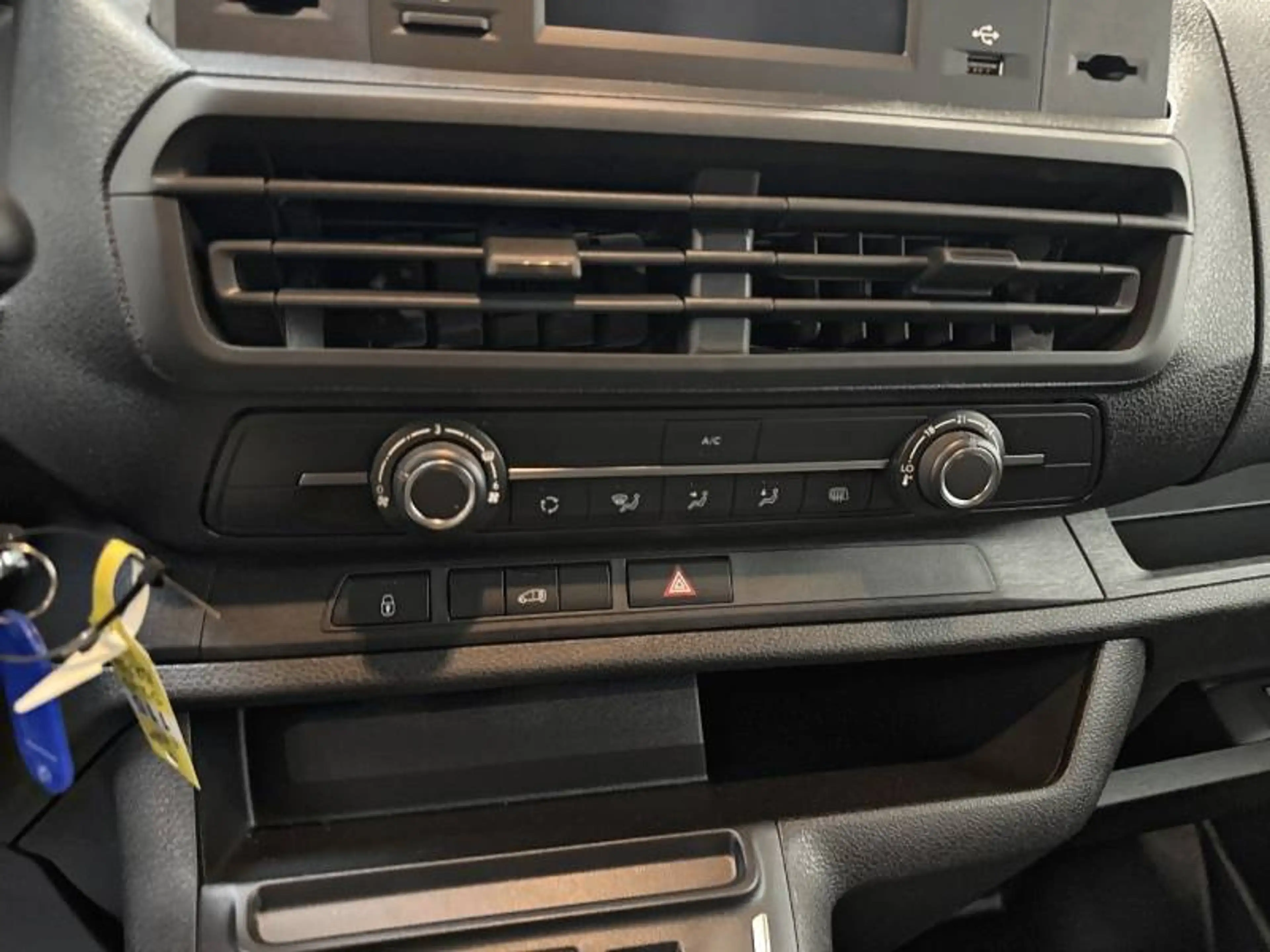 Opel Vivaro 3 Electric L3H1 75kWh 136 - — photo 15
