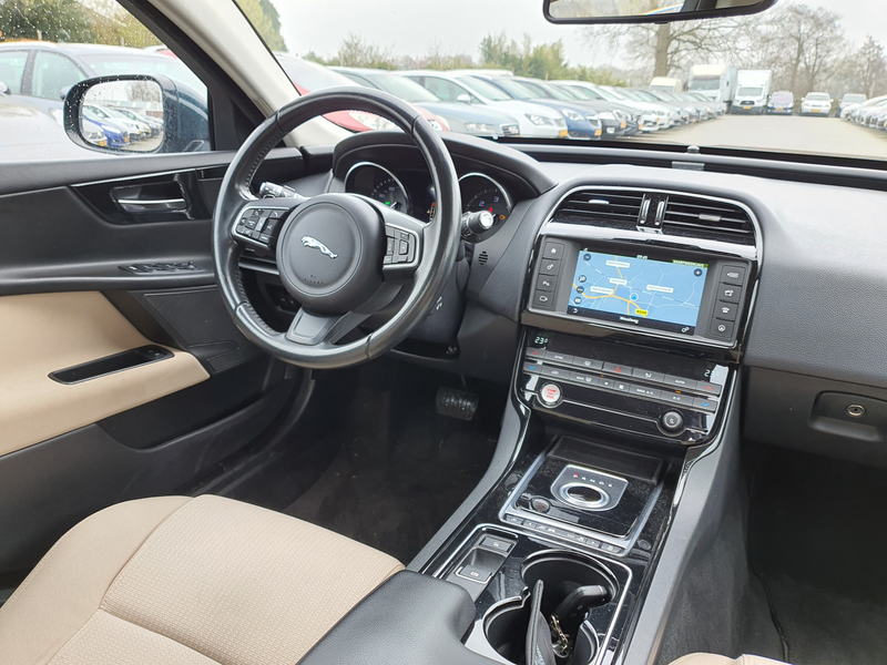 Jaguar XE 2.0 D Prestige ( ⚠️ ) Aut. *NAVI-FULLMAP | CAMERA — photo 7