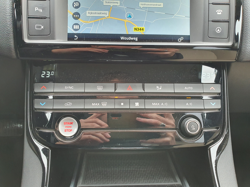 Jaguar XE 2.0 D Prestige ( ⚠️ ) Aut. *NAVI-FULLMAP | CAMERA — photo 14