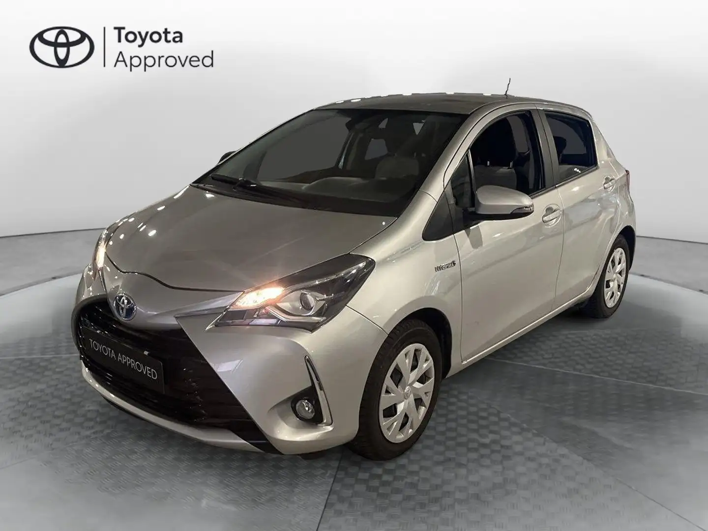 Toyota Yaris 1.5 Hybrid 5 porte Active Grigio - 1