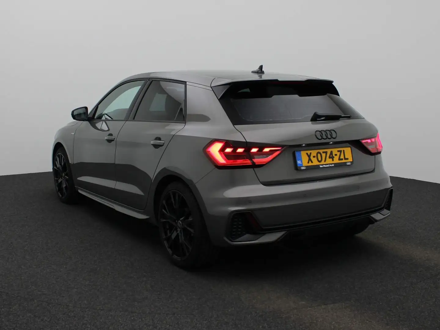 Audi A1 Sportback 35 TFSI S edition Grijs - 2