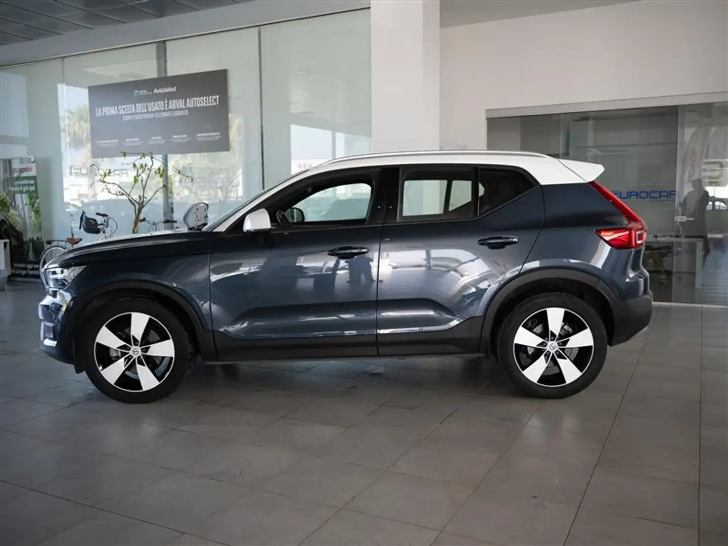 Volvo XC40 2.0 B4 Momentum PRO 36 mesi garanzia Azul - 2