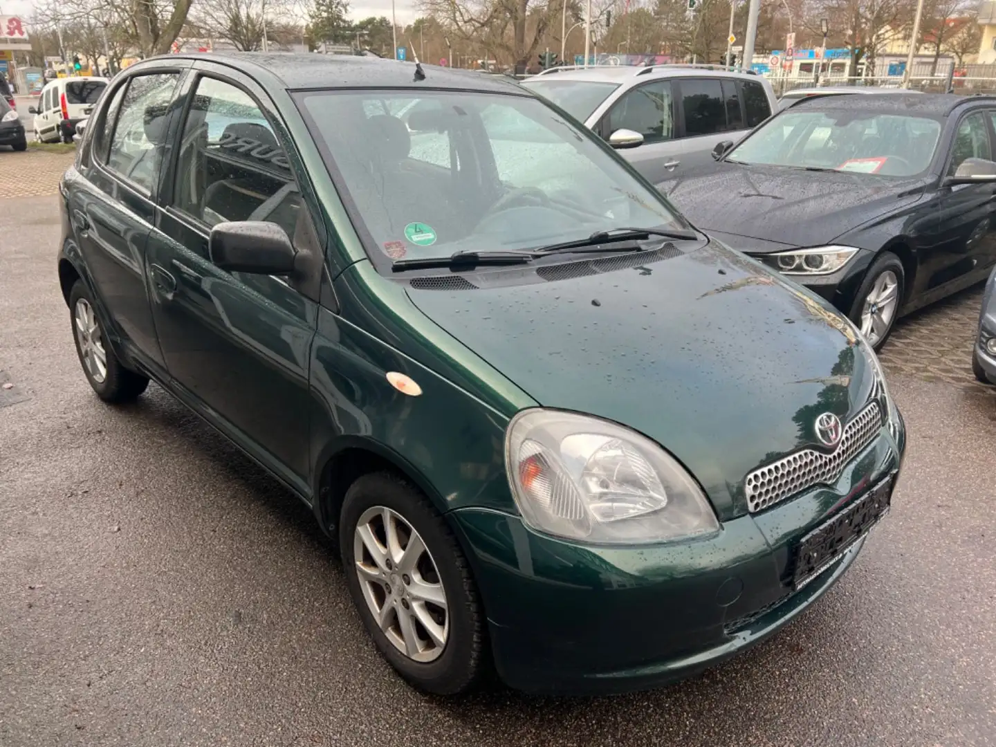 Toyota Yaris 1.3 Linea Luna*TÜVneu*Service*Klima* Grün - 1