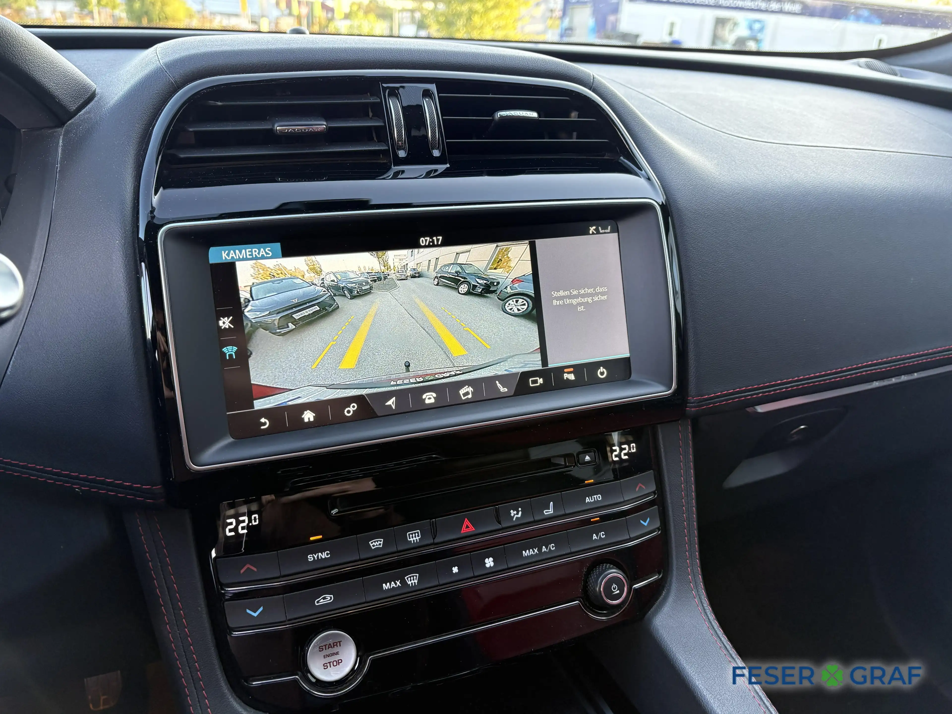 Jaguar F-Pace 30d 4x4 R-Sport Black AHK Navi RüKa 20" — photo 11