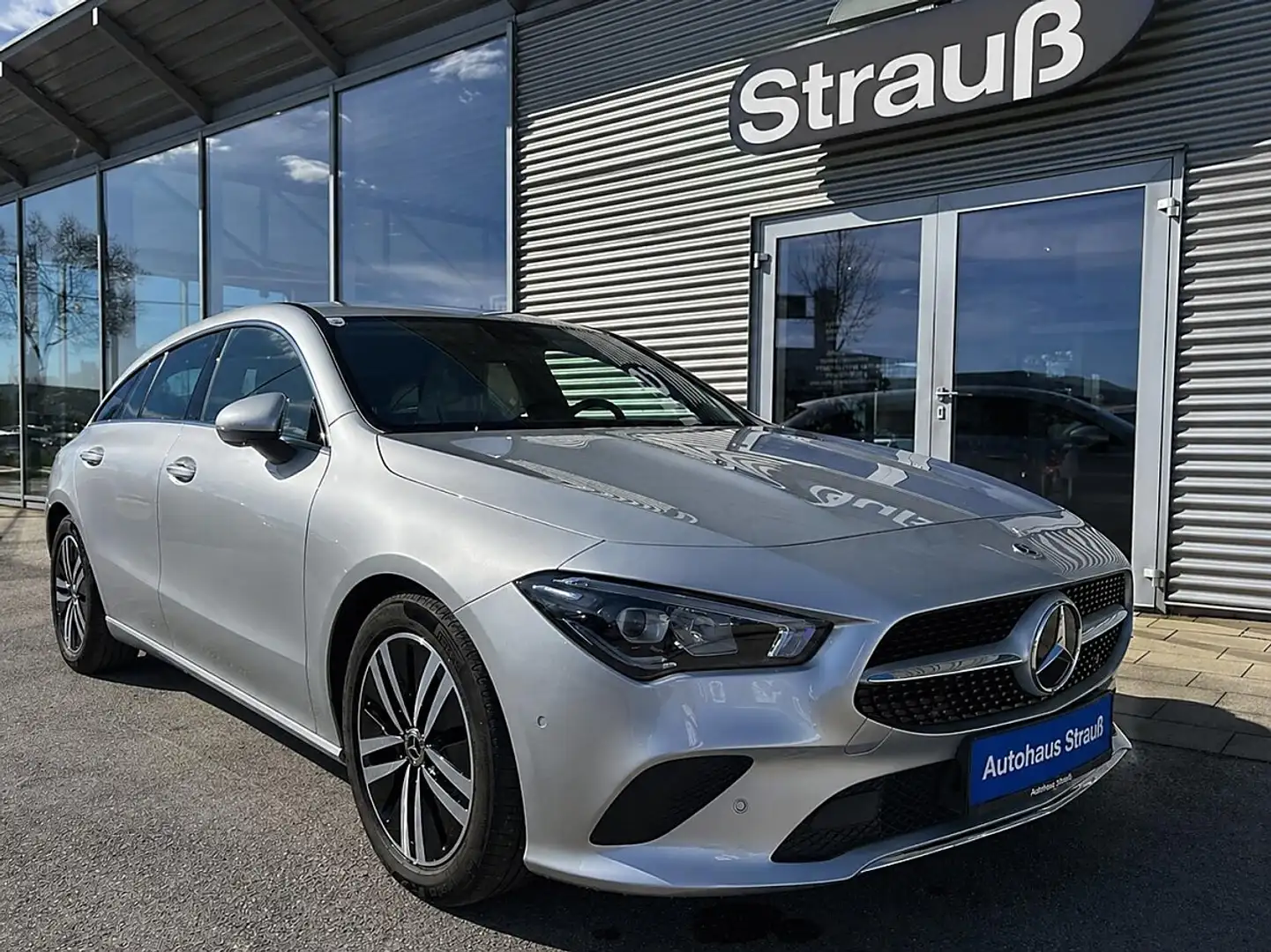 Mercedes-Benz CLA 180 d Shooting Brake Aut. Silber - 1