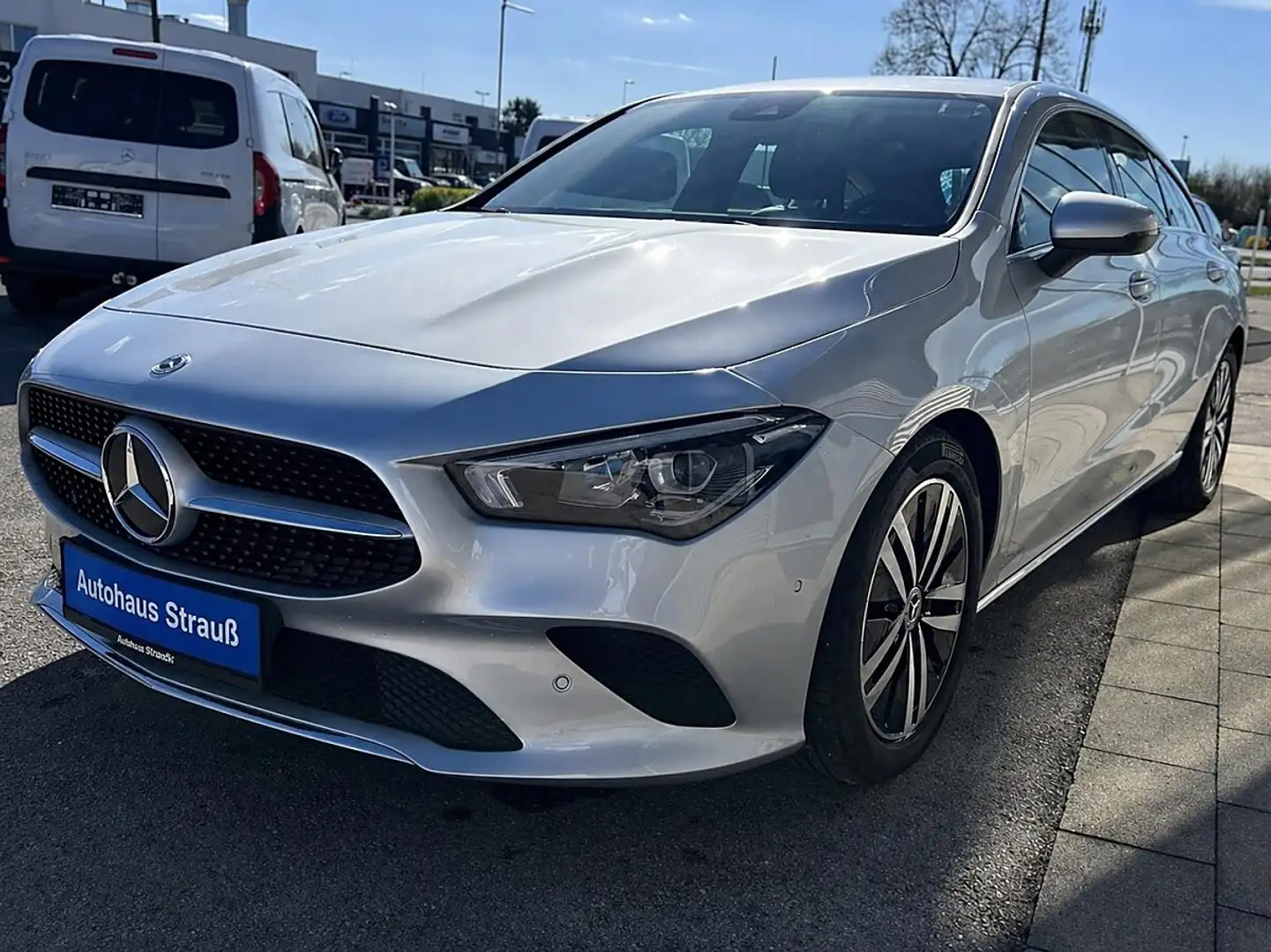 Mercedes-Benz CLA 180 d Shooting Brake Aut. Silber - 2