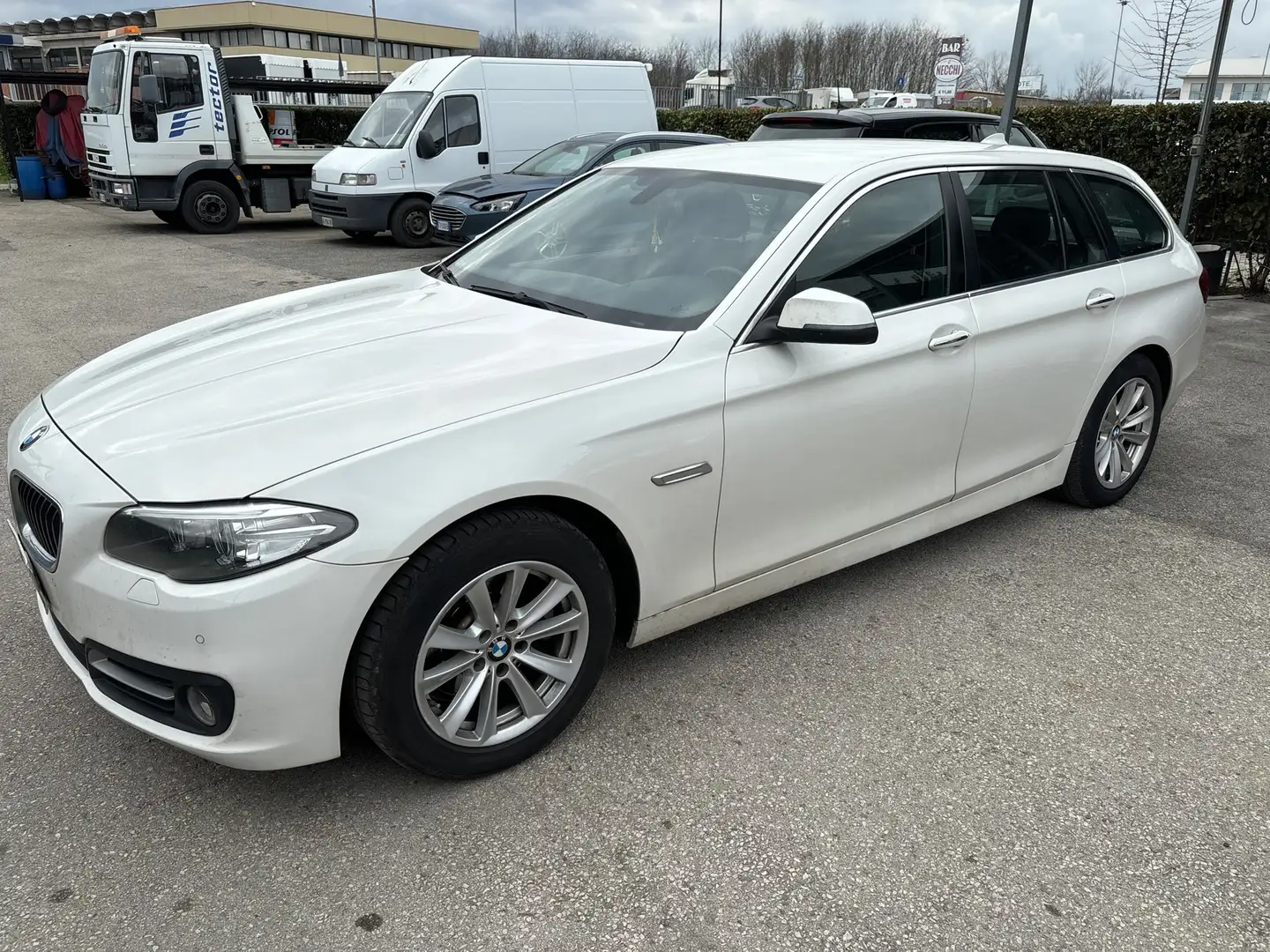 BMW 518 518d Touring Business 150cv auto Beyaz - 1