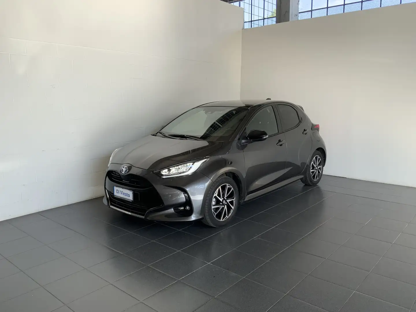 Toyota Yaris 1.5 hybrid lounge e-cvt Gris - 1