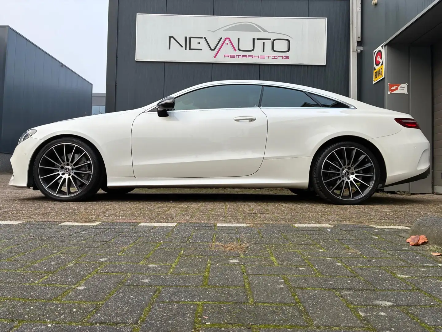 Mercedes-Benz E 300 Coupé AMG/Panoramadak/Burmester/20inch/Camera Wit - 2