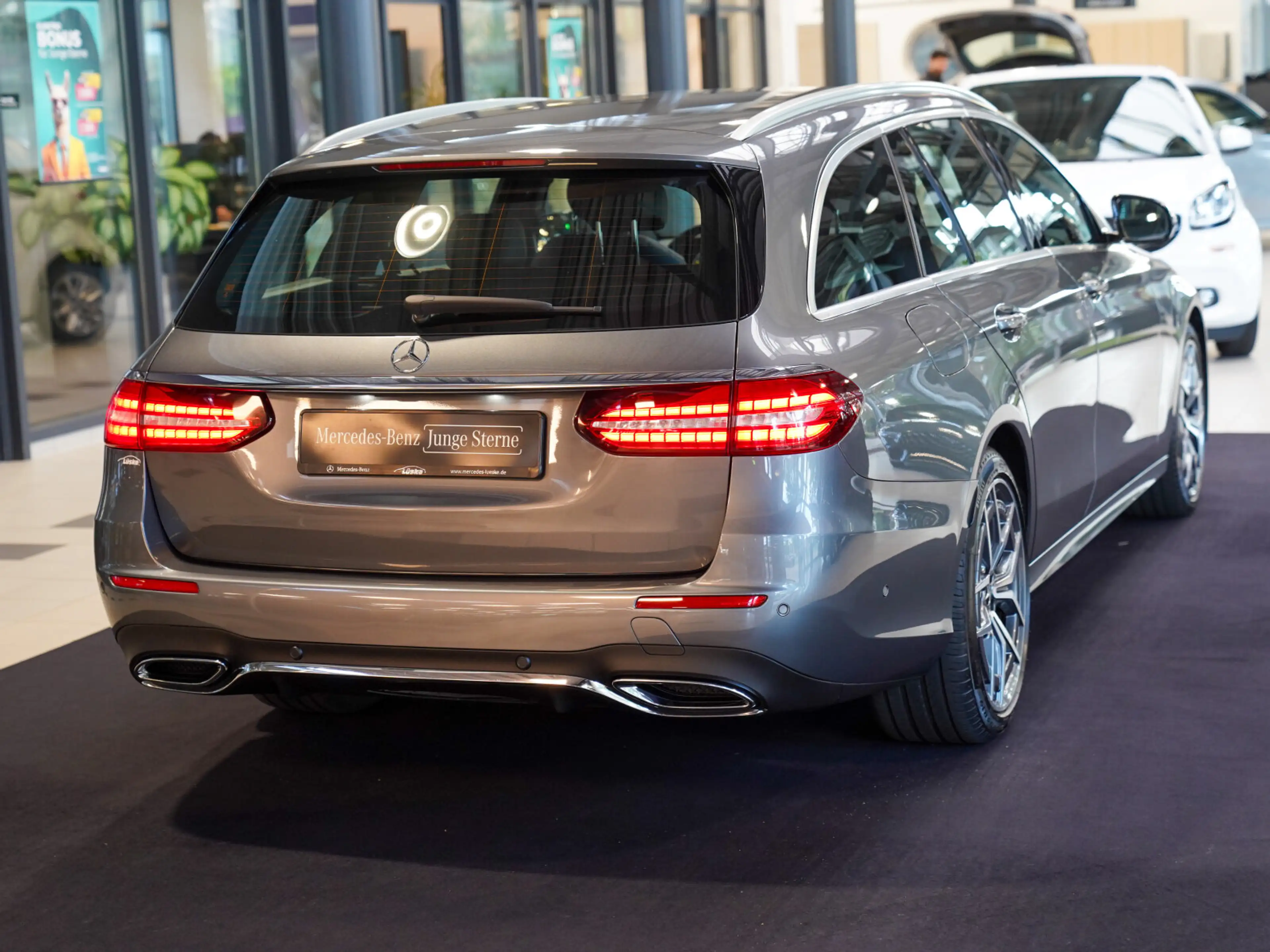 Mercedes-Benz E 220 d T 4M AMG Line Schiebedach Anhängevorrich — photo 4
